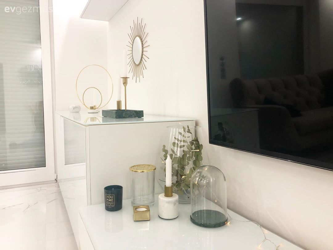 Tv ünitesi, Tv ünitesi aksesuarları, Ev Aksesuar, Beyaz, Altın, Vazo, Dekoratif Objeler, Ayna, Şamdan, Mumluk