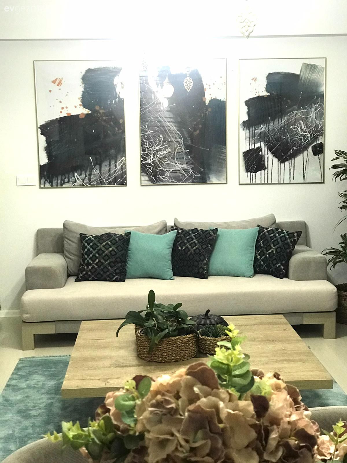 Modern rustik, Salon, Bej, Gri, Yeşil, Tablo, Duvar dekorasyonu, Kırlent, Ev tekstili, Halı, Salon halısı, Orta sehpa, Sehpa, Sehpa üstü aksesuarı, Ev Aksesuar, Ev bitkisi, Mint yeşil