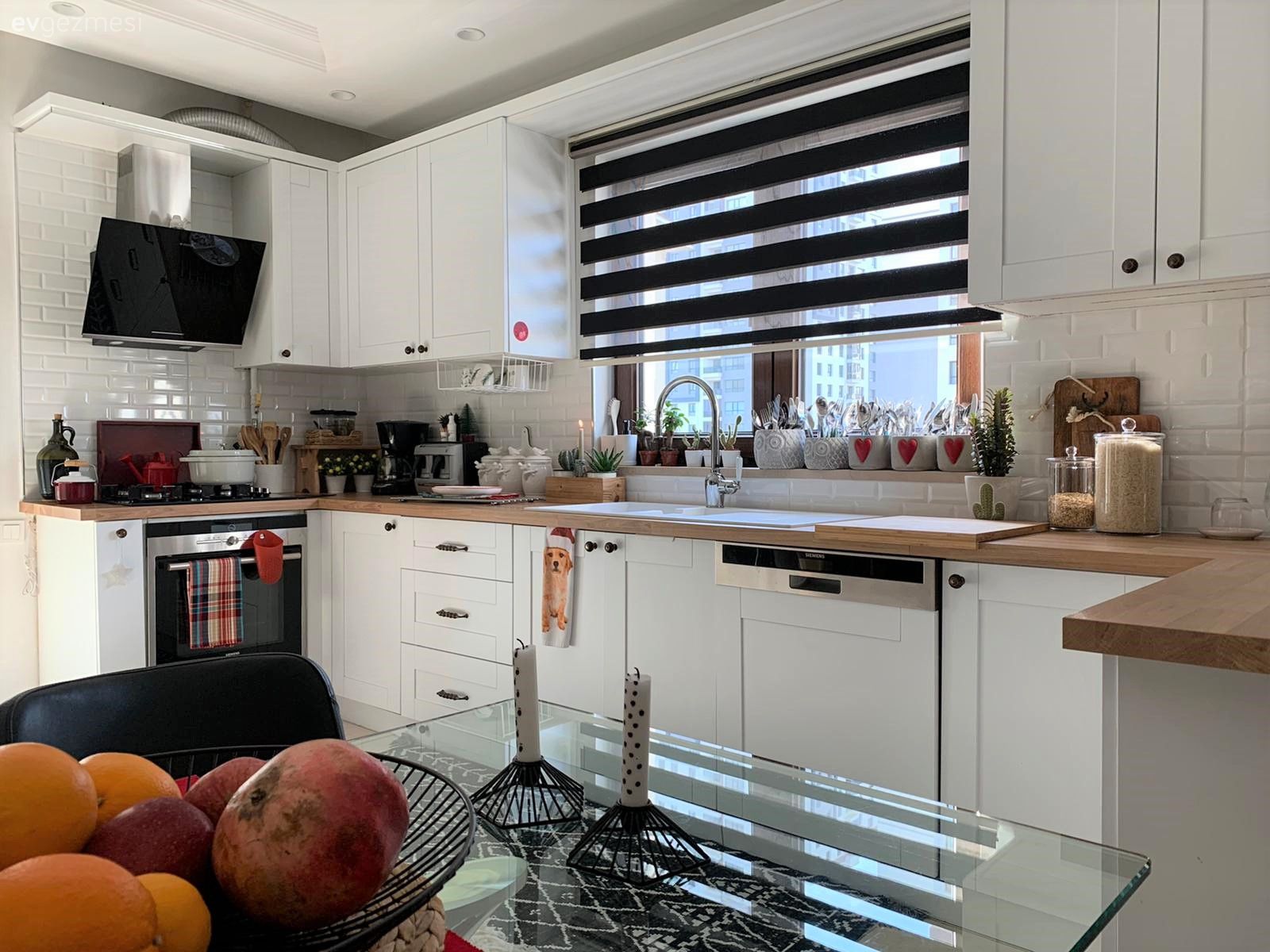 Mutfak, Rustik mutfak, Beyaz ve ahşap mutfak, Ahşap mutfak tezgahı, Mutfak tezgahı, Mutfak tezgah arası, Pencere önü eviye, Eviye , Siyah, Mutfak halısı