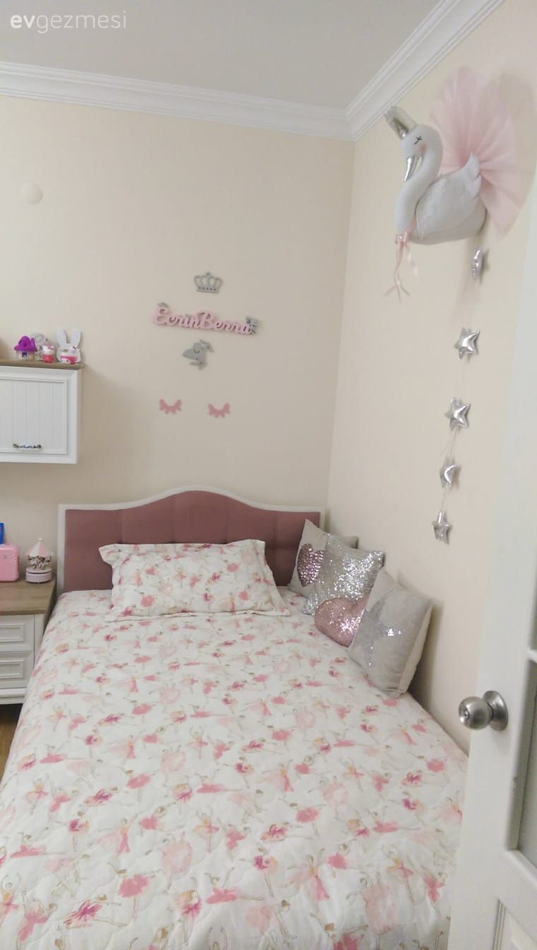 Çocuk Odası, Beyaz, Pembe, Çiçekli desen, Desenler, Çocuk odası duvar dekorasyonu, Komodin