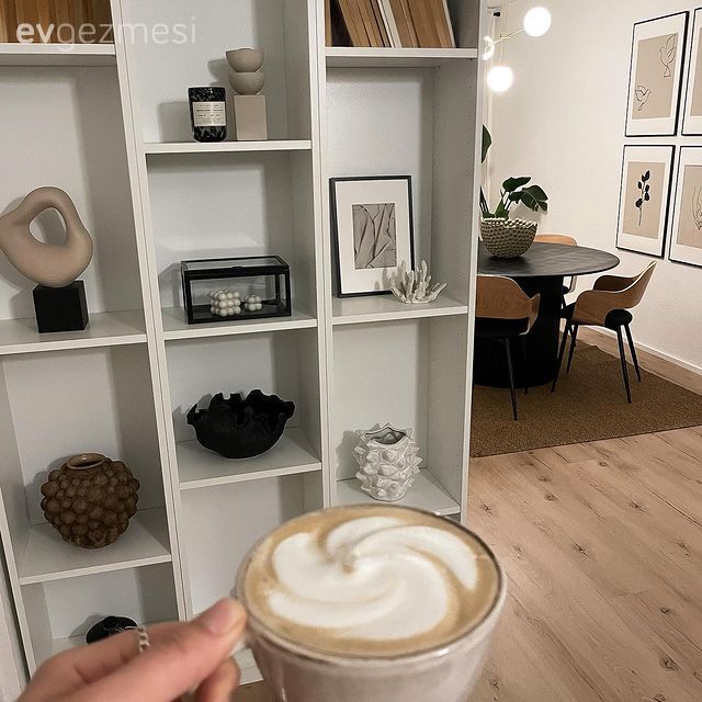 Kitaplık, Dekoratif Objeler, Sandalye, Yemek masası, Tablo, Duvar dekorasyonu, Avize, Aydınlatma, Yemek odası avizesi