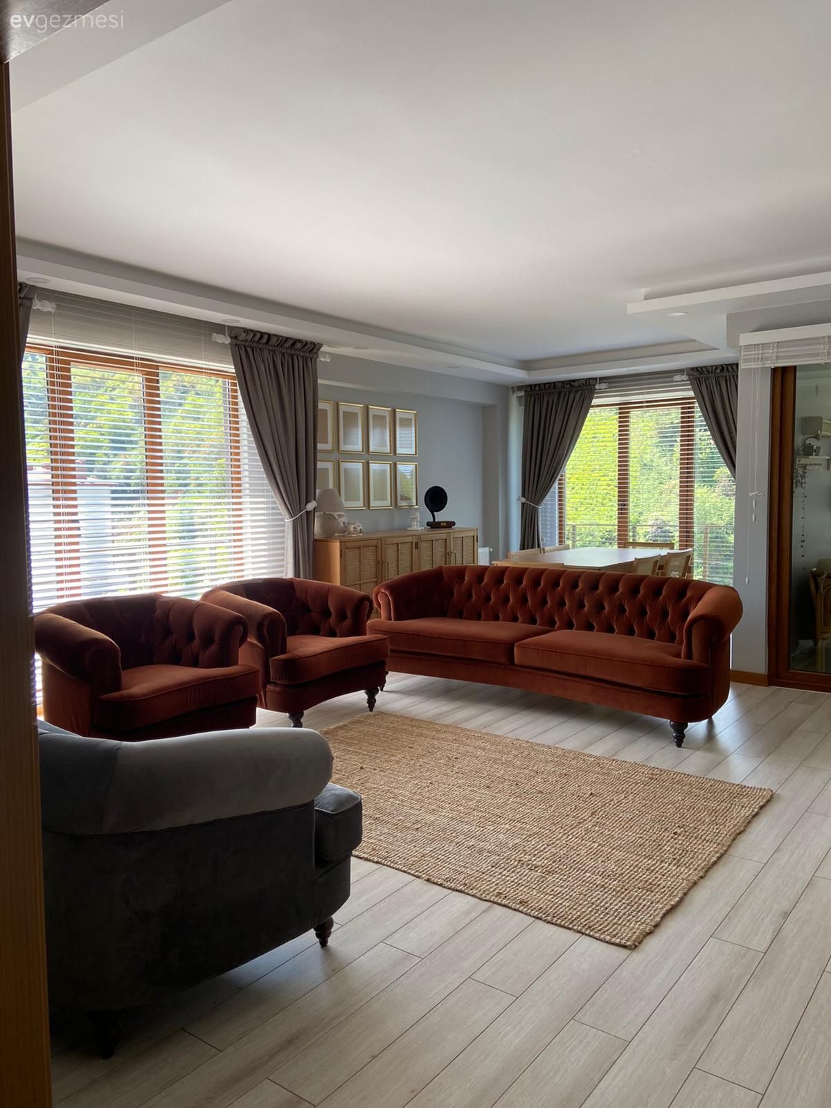 Salon, Bohem Dekorasyon, Modern, Turuncu, Gri, Krem, Kahverengi, Koltuk takımı, Berjer, Kapitoneli koltuk, Fon perde, Perde, Tül perde, Jüt halı, Halı, Kırlent, Ev tekstili, Parke, Galeri duvarı, Duvar dekorasyonu, Çerçeve, Dekoratif Objeler, Jaluzi, Konsol, Konsol üzeri dekoratif objeleri