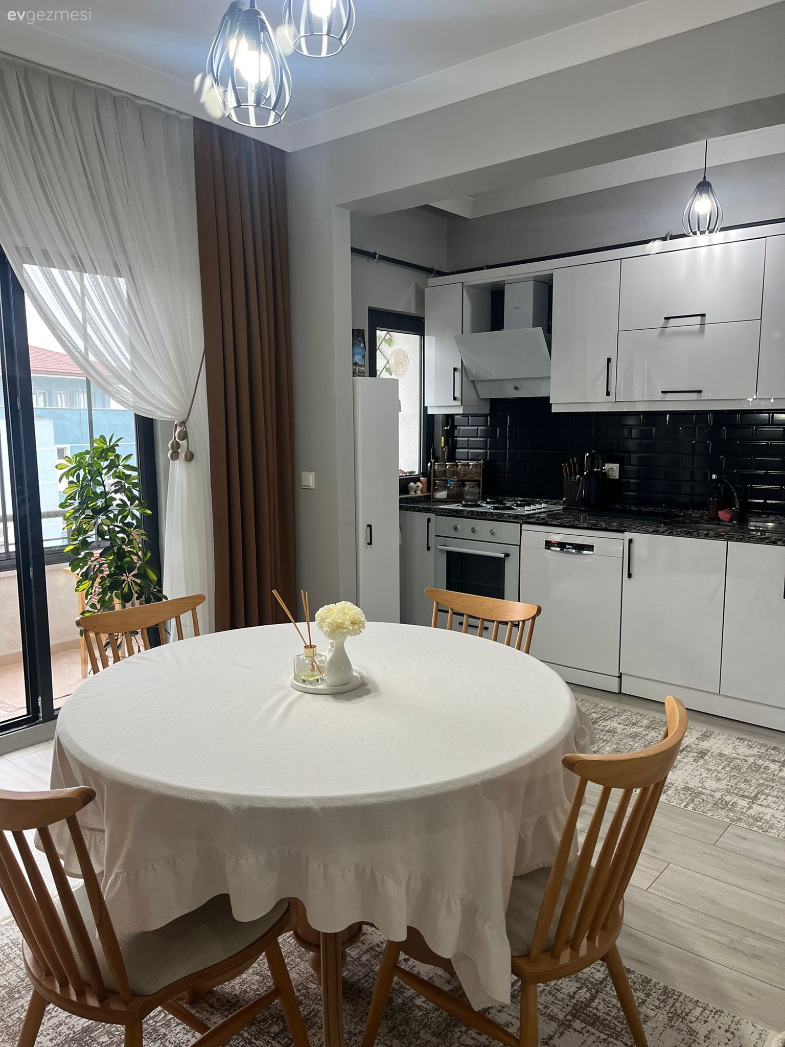 Amerikan Mutfak, Mutfak, Beyaz, Siyah, Yemek masası, Sandalye, Ev bitkisi, Dekoratif Objeler