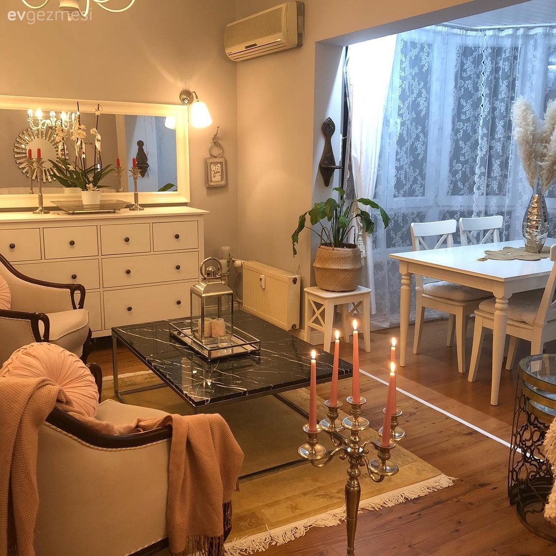 Beyaz, Berjer, Krem, Bej, Konsol, Konsol üzeri dekoratif objeleri, Ayna, Şamdan, Ev Aksesuar, Halı, Ev bitkisi, Dekoratif Objeler