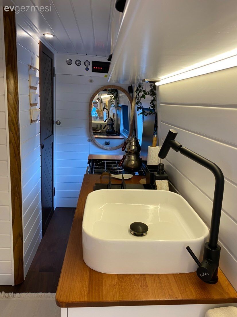 Mutfak aksesuarları, Mutfak, Banyo lavabosu, Lambri, Yuvarlak ayna, Dekoratif ayna, Ahşap mutfak tezgahı, Mutfak tezgahı