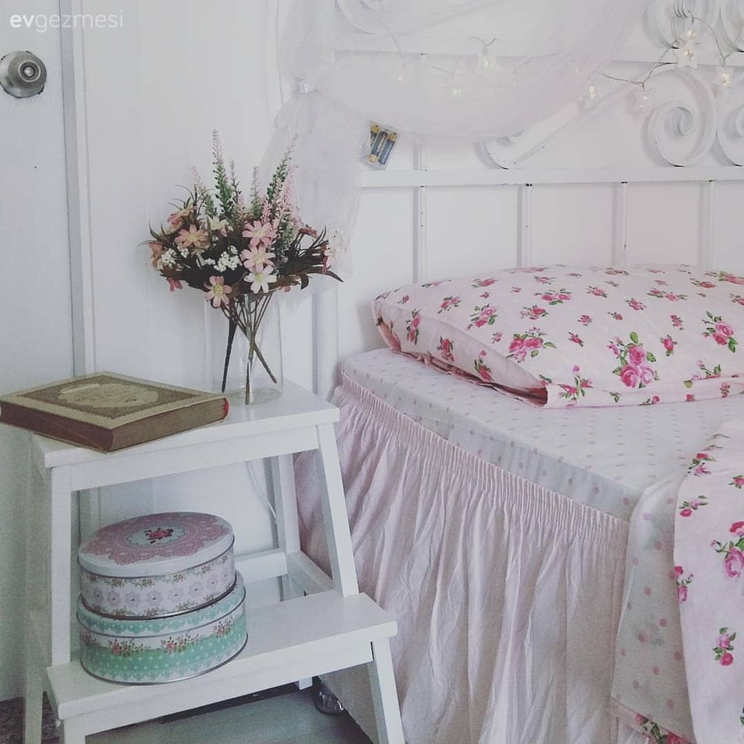 Yatak Odası, Country, Çiçekli desen, Desenler, Beyaz, Pembe, Vazo, Ev Aksesuar, Çiçekler, Yatak başlığı, Komodin, Yatak örtüsü