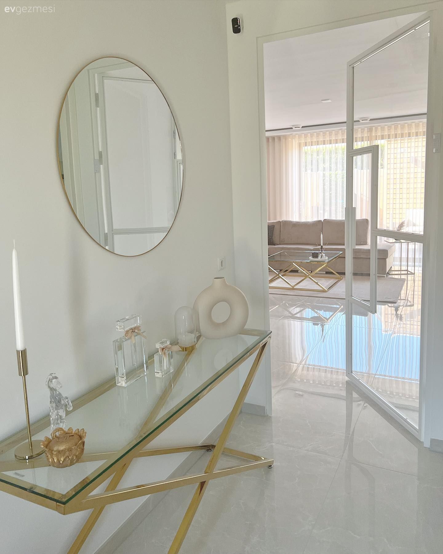 Bu Modern Evde Beyazın Ferahlığı Altın Vurgularla Tamamlanmış!