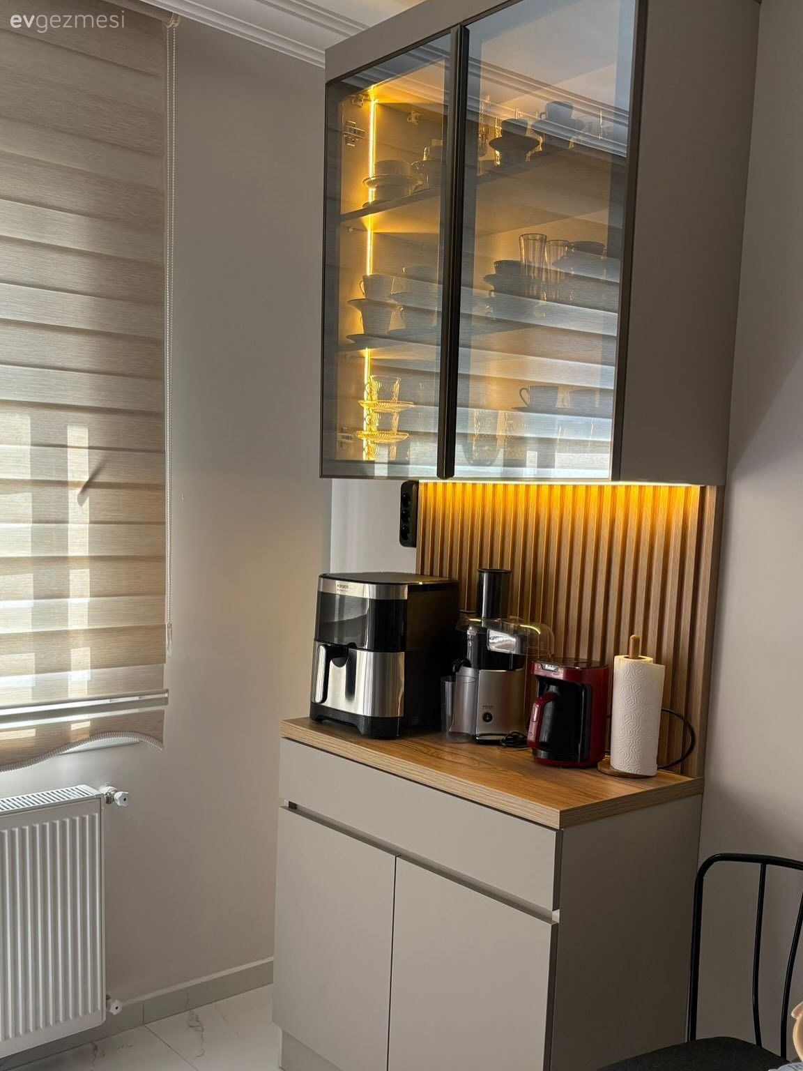 Bu L-Tipi Mutfakta Modern Tasarımlara Cam Kapaklar Eşlik Etmiş