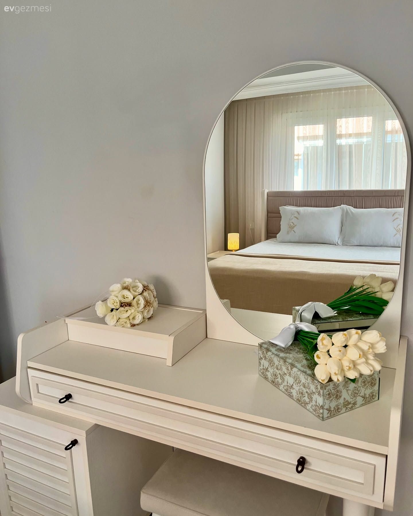 Bu İzmir Evinde Mobilyalar Renkli Parçalar İçin Uygun Zemin