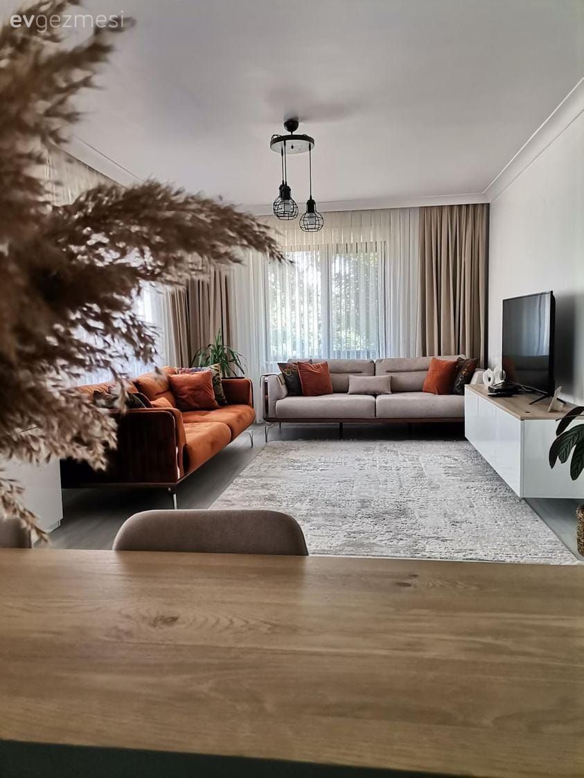 Salon, Modern, Bej, Turuncu, Beyaz, Gri, Koltuk takımı, Fon perde, Perde, Tül perde, Halı, Salon halısı, Avize, Aydınlatma, Salon avizesi, Yemek masası, Sandalye, Tv ünitesi, Bohem Dekorasyon