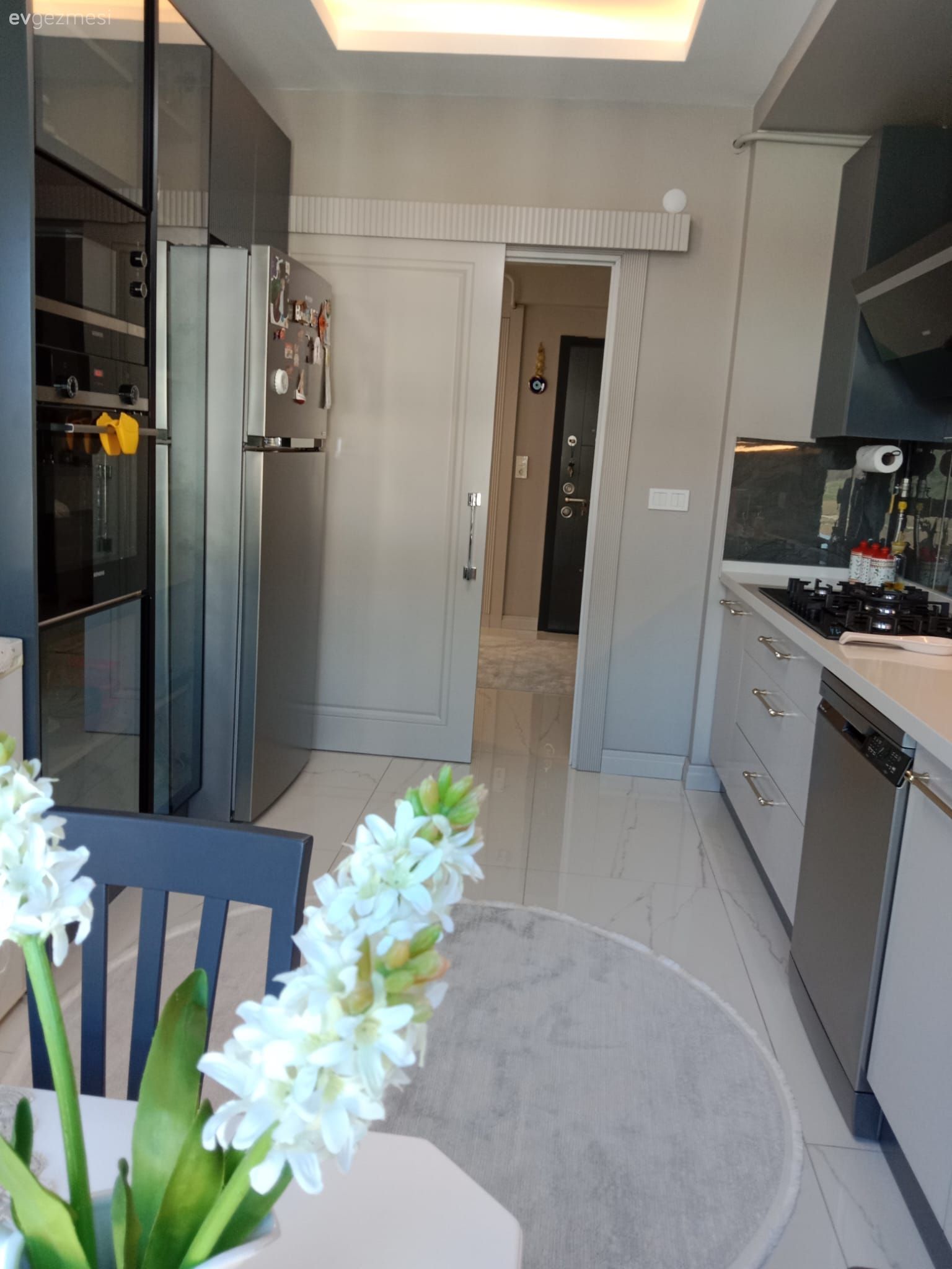 Mutfak, Modern, Gri, Beyaz, Lambri, Kulpsuz mutfak dolabı, Mutfak tezgahı, Mutfak tezgah arası, Tezgah arası seramik, Mutfak perdesi, Sandalye, Mutfak masası, Siyah