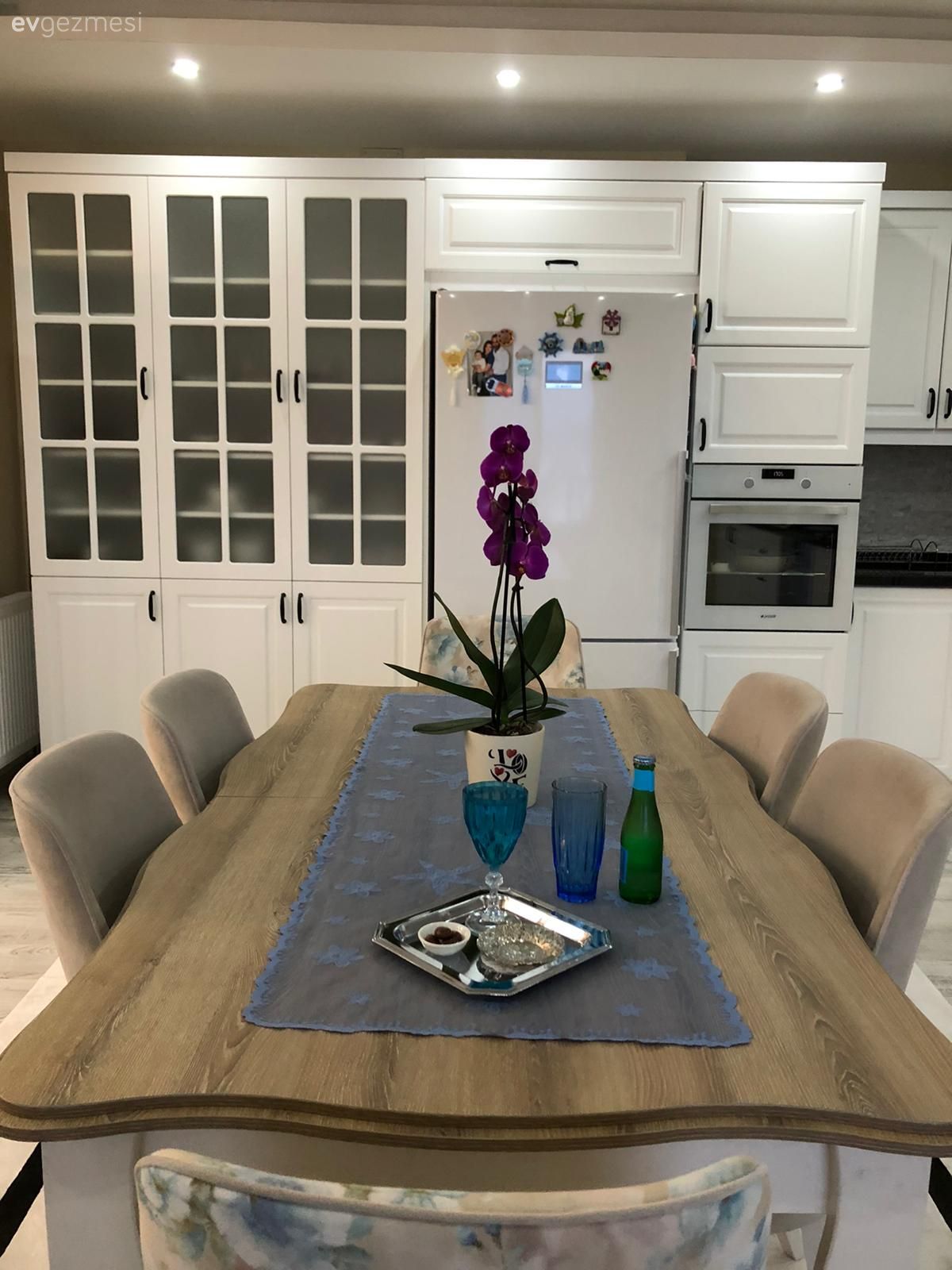 Mutfak, Beyaz mutfak, Shaker kapaklı dolaplar, Mutfak masası, Sandalye, Mutfak halısı, Beyaz, Siyah, Davlumbaz, Ekstra mutfak dolabı, Ankastre