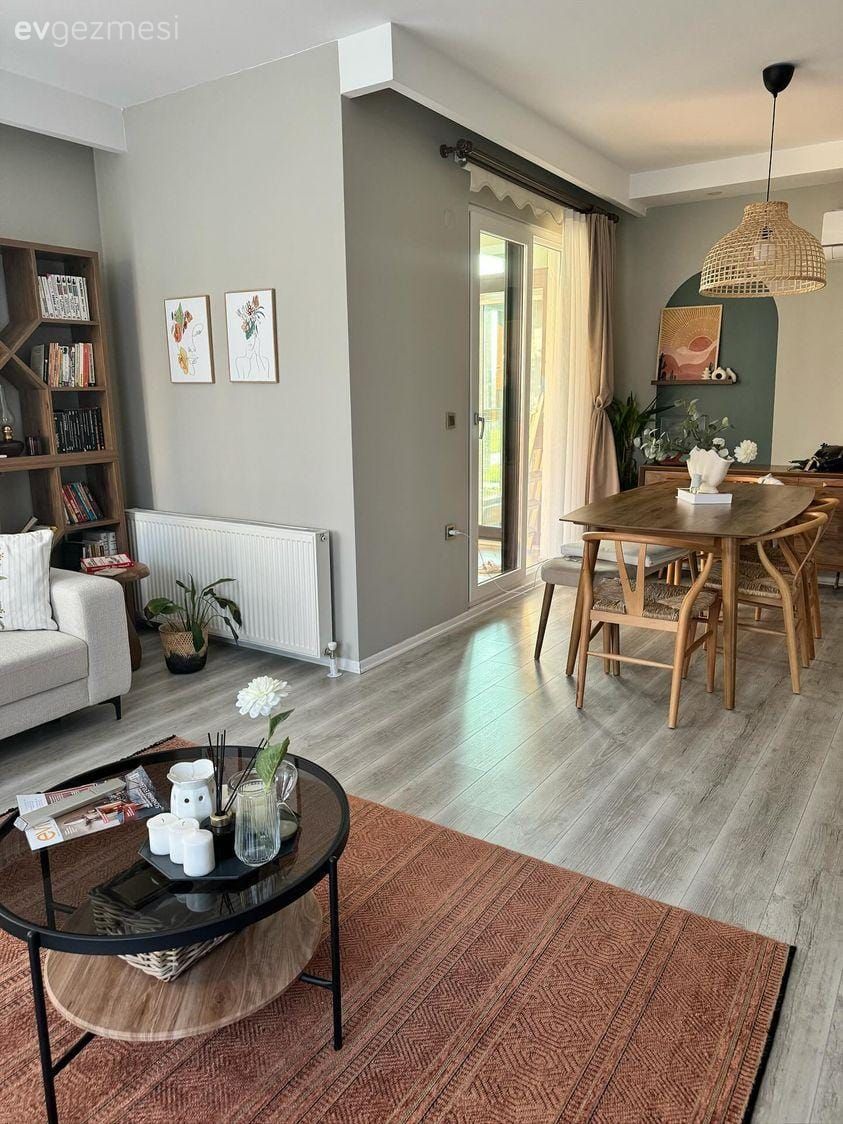 Ahşap Mobilya, Bohem Dekorasyon, İskandinav, Yeşil duvar, Sandalye, Yemek masası, Konsol, Ev bitkisi, Halı, Kilim, Orta sehpa, Sehpa, Kitaplık, Gri duvar, Hasır avize