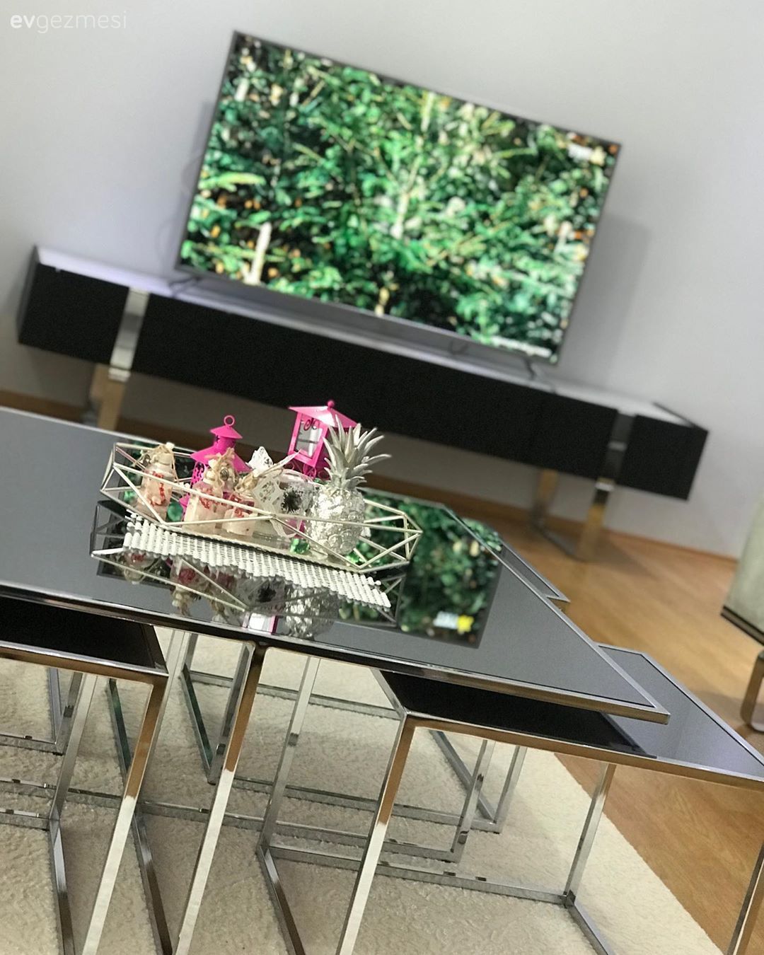 Ev Gezmesi: Metalik Işıltılarıyla Modern ve Şık Bir Dekor