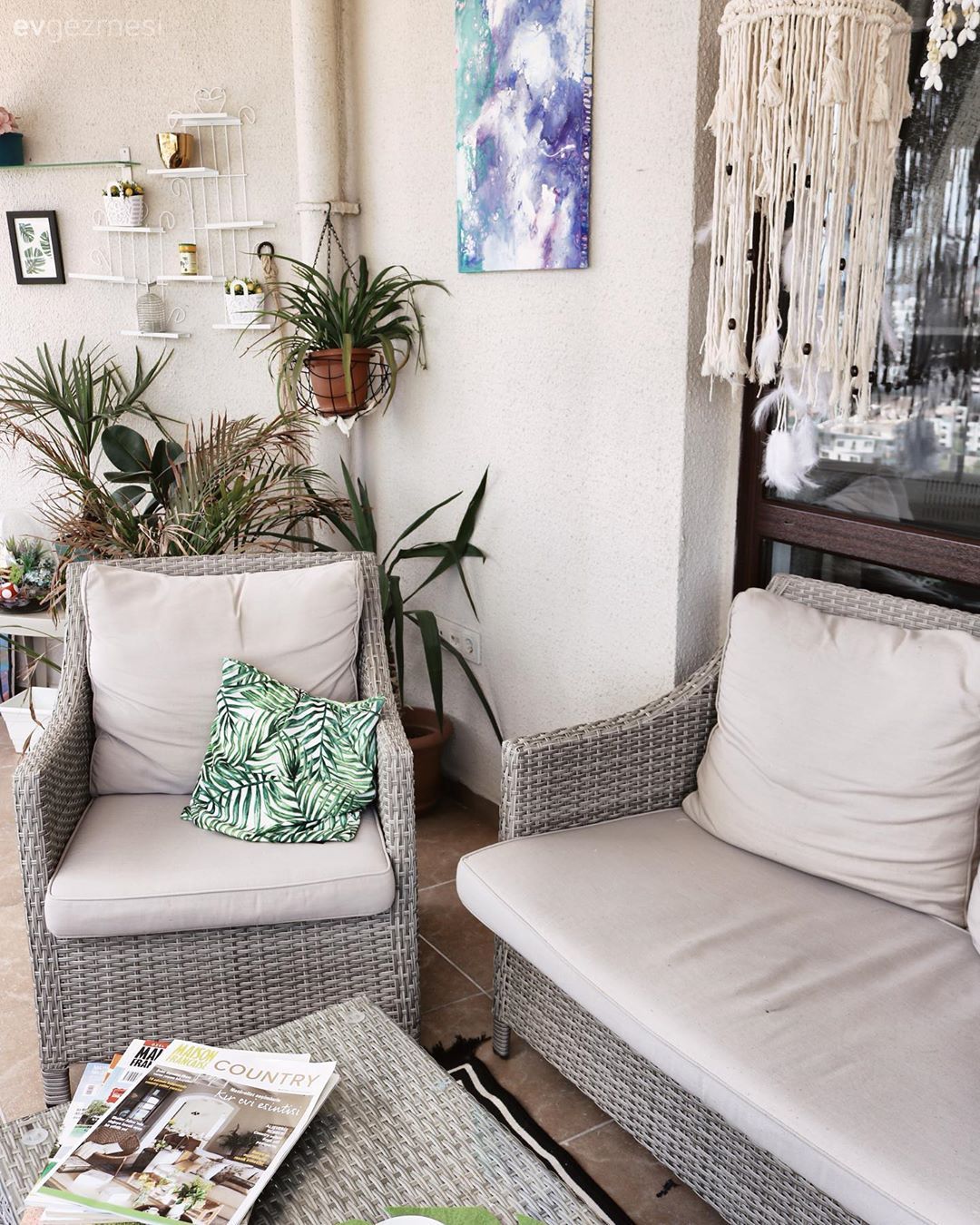 Balkon, Balkon oturma grubu, Balkon halısı, Halı, Balkon masası, Makrome, Balkon çiçekleri, Balkon duvar dekorasyonu, Kırlent, Tablo, Duvar dekorasyonu