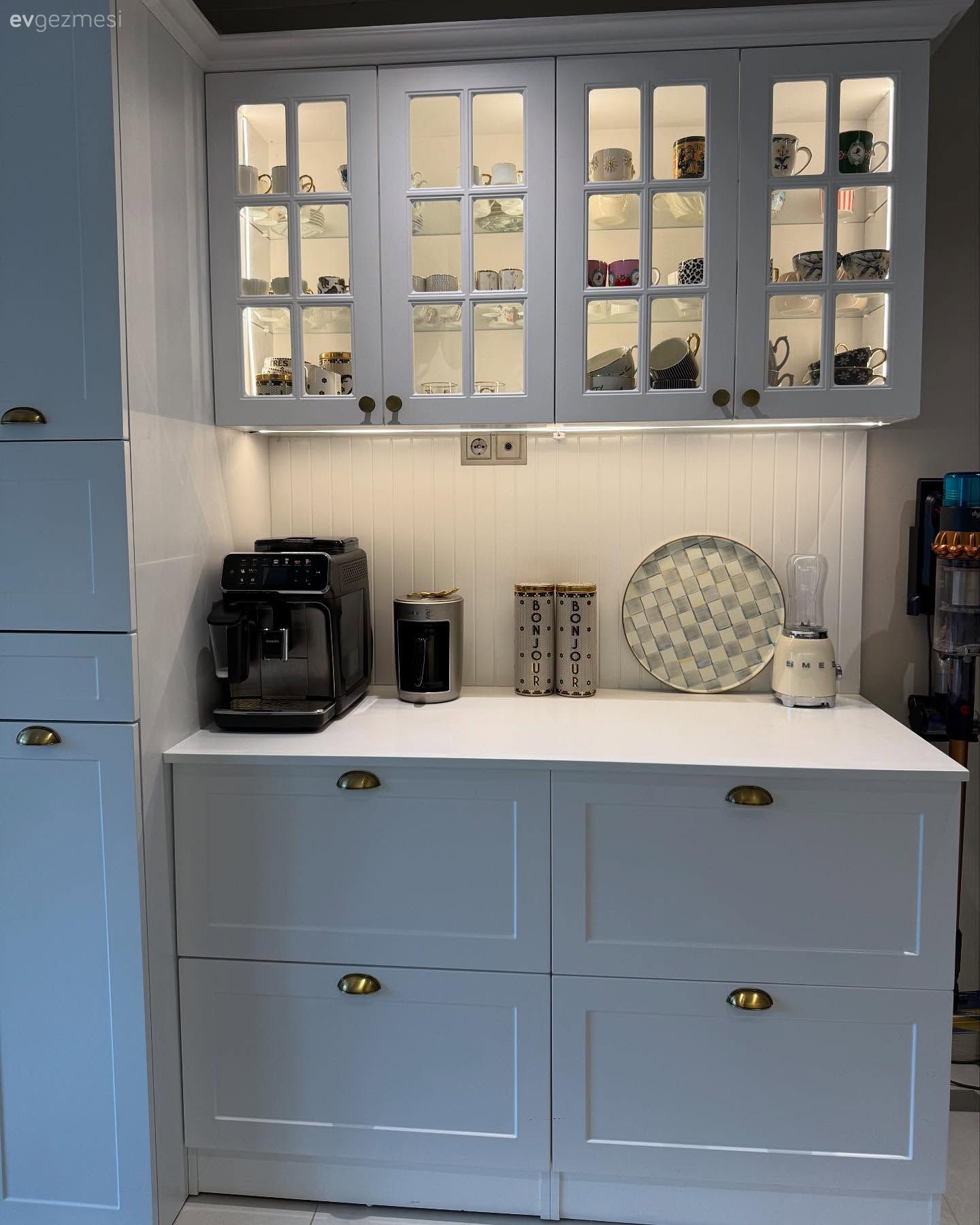 Cam Kapaklı Kahve Köşesi Bu Mutfağa Cazibe Katmış