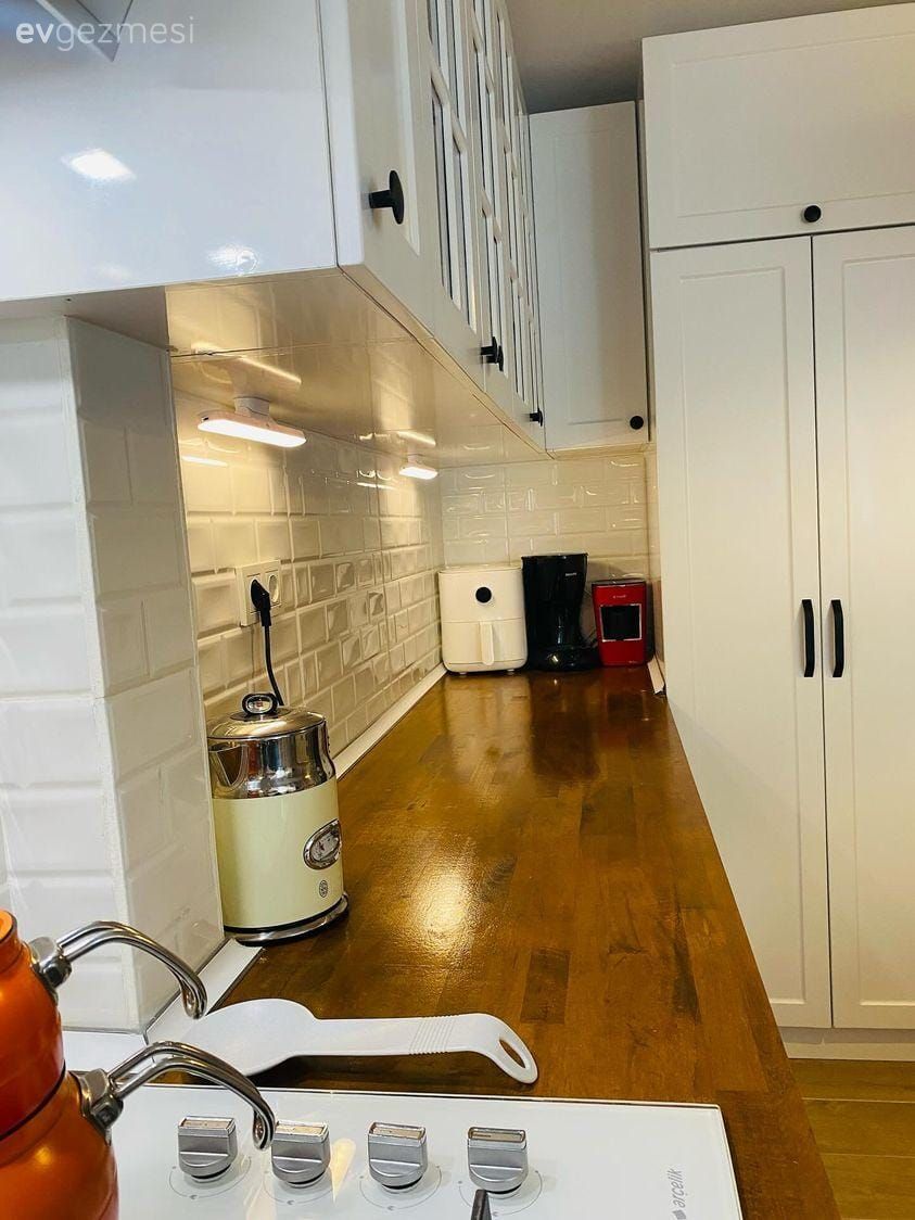 Mutfak, Beyaz ve ahşap mutfak, Beyaz, Country, Country mutfak, Ahşap mutfak tezgahı, Mutfak tezgahı, Sandalye, Hasır avize, Mutfak aksesuarları