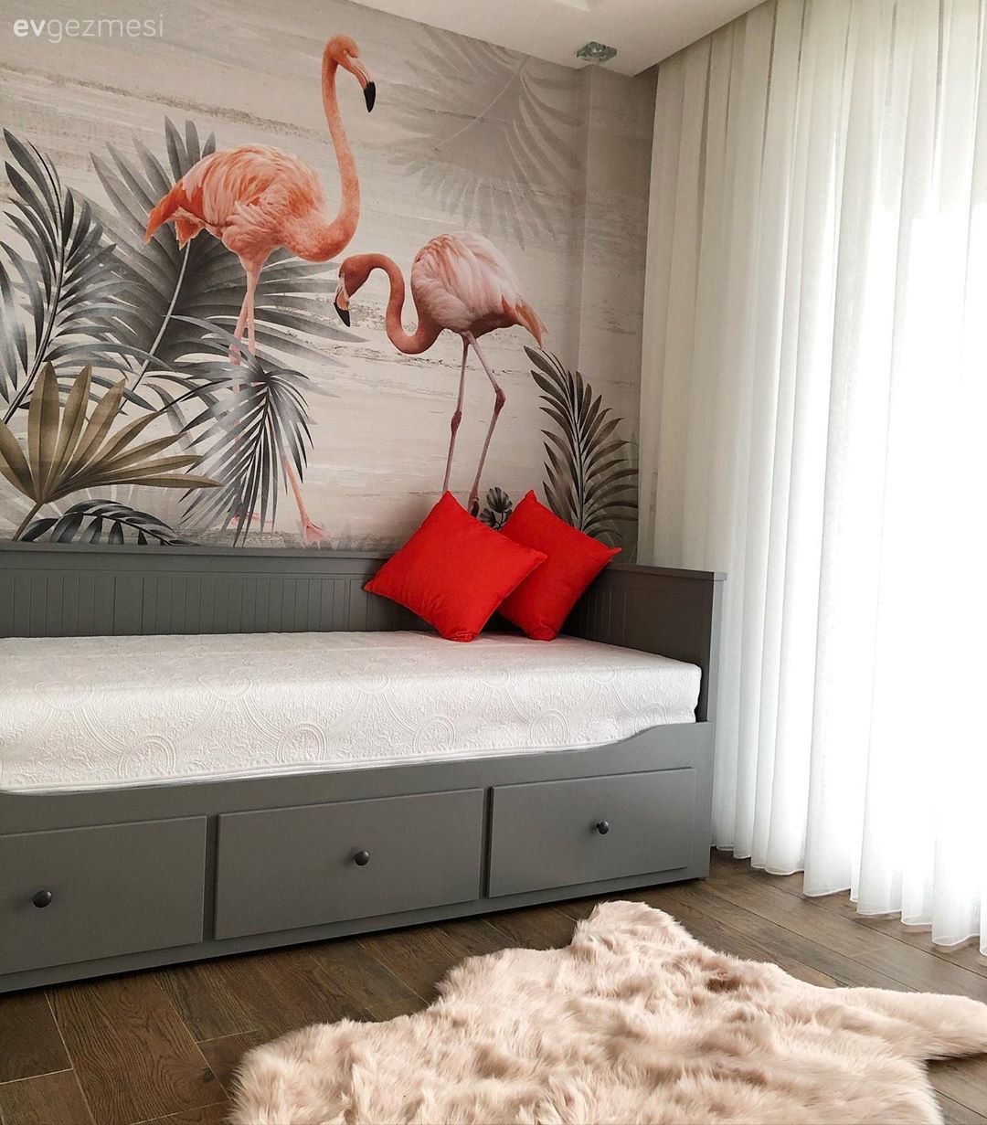 Oturma Odası, Beyaz, Gri, Kırmızı, Sedir, Tül perde, Perde, Post halı, Halı, Duvar kağıdı, Duvar dekorasyonu