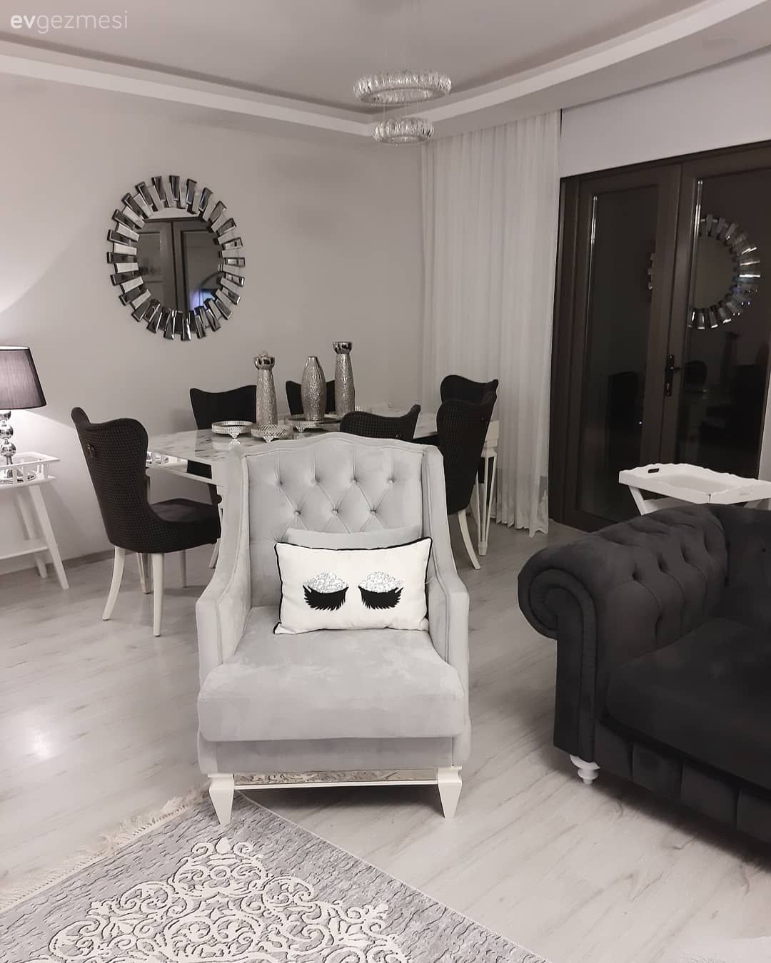 Salon, Klasik, Beyaz, Siyah, Antrasit  , Ev Aksesuar, Kırlent, Ev tekstili, Dekoratif Objeler, Berjer, Yemek masası, Sandalye, Vazo, Yuvarlak ayna, Dekoratif ayna, Avize, Aydınlatma, Abajur