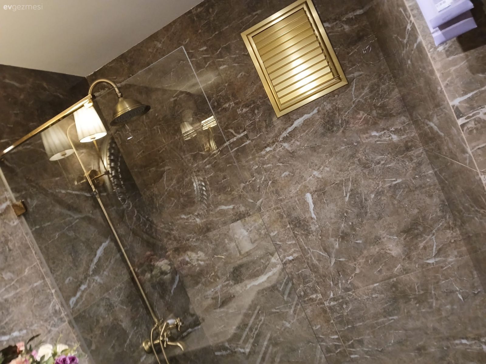 Ordu'daki Bu Evde Kırmızının Cazibesi Açık Mutfağa Yansımış