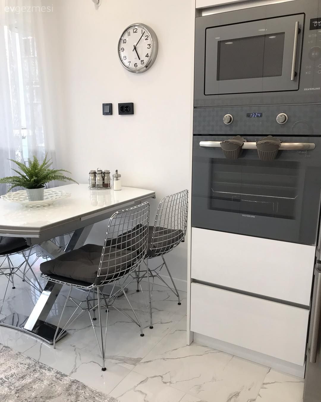Mutfak, Beyaz mutfak, Modern mutfak, Halı, Mutfak halısı, Mutfak masası, Metal sandalye, Sandalye, Mutfak aksesuarları, Yapay çiçekler, Ankastre, Duvar saati, Duvar dekorasyonu, Ekstra mutfak dolabı, Öncesi / Sonrası