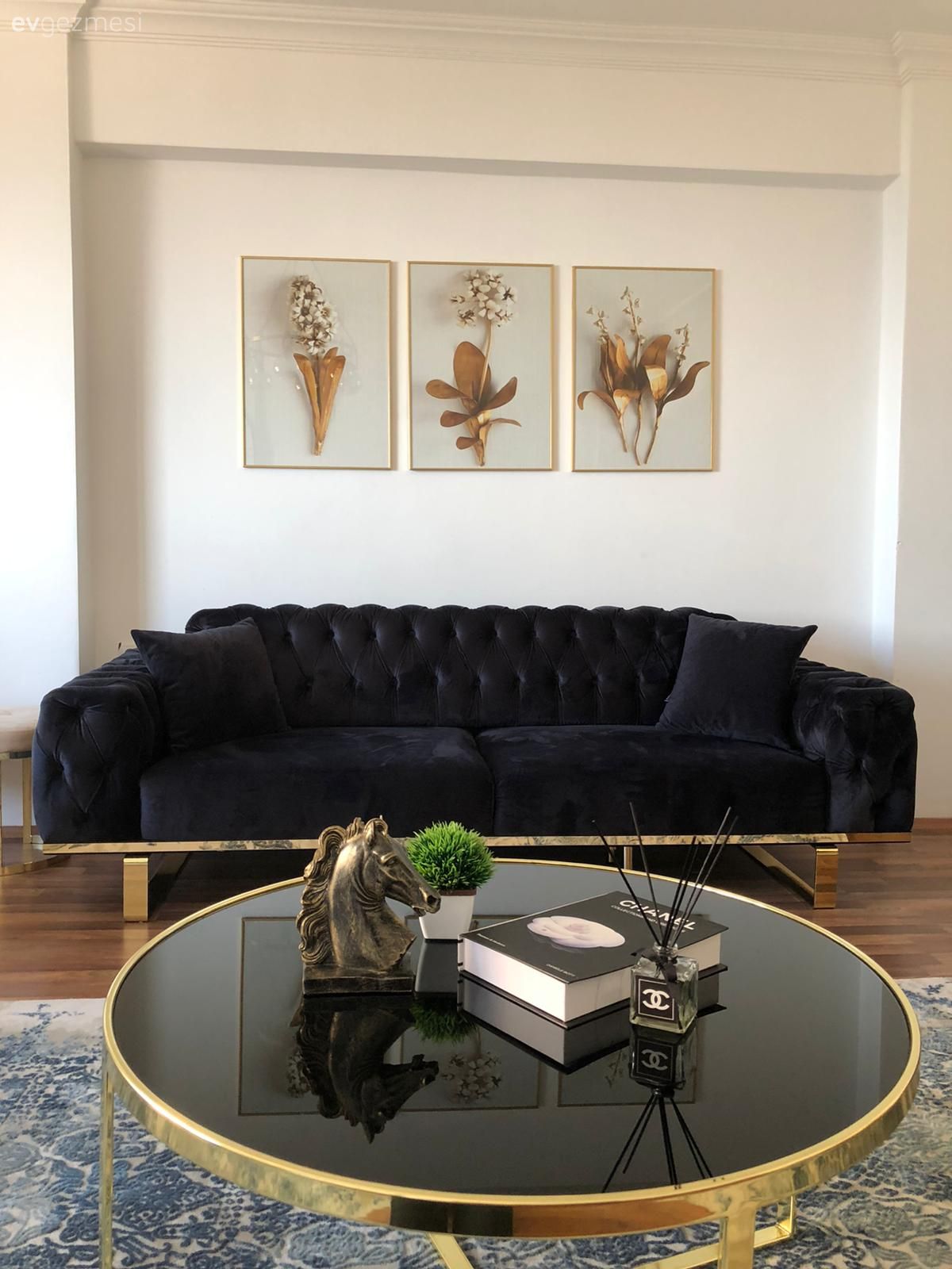 Füme, Beyaz, Altın, Koltuk takımı, Kapitoneli koltuk, Kırlent, Ev tekstili, Tablo, Duvar dekorasyonu, Halı, Salon halısı, Siyah, Yuvarlak sehpa, Sehpa, Sehpa üstü aksesuarı, Ev Aksesuar