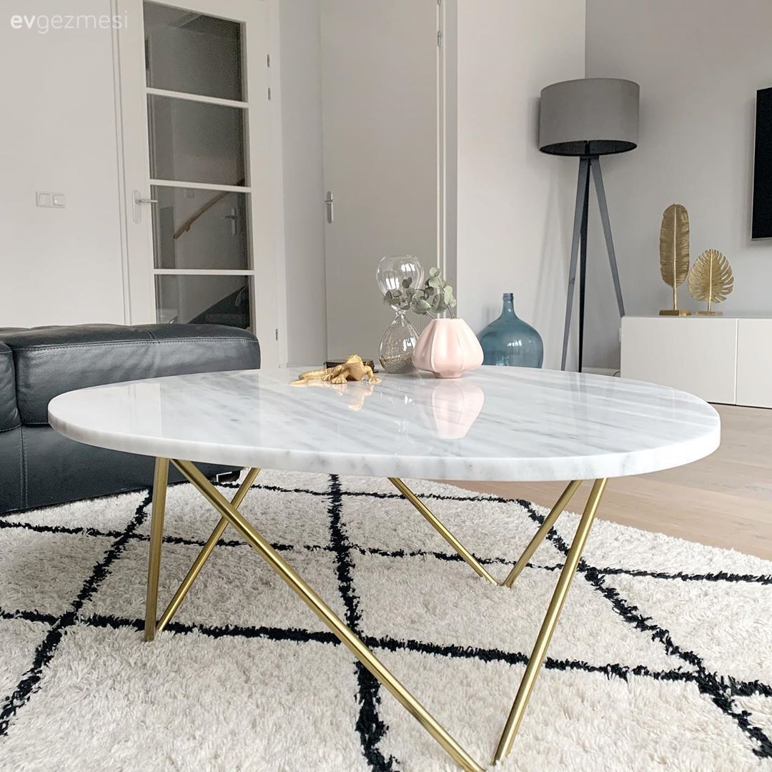 Salon, Modern, Beyaz, Füme, Bej, Köşe koltuk, Koltuk takımı, Halı, Salon halısı, Geometrik desen, Desenler, Orta sehpa, Sehpa, Metal ayaklı sehpa, Yuvarlak sehpa, Lambader, Aydınlatma, Altın