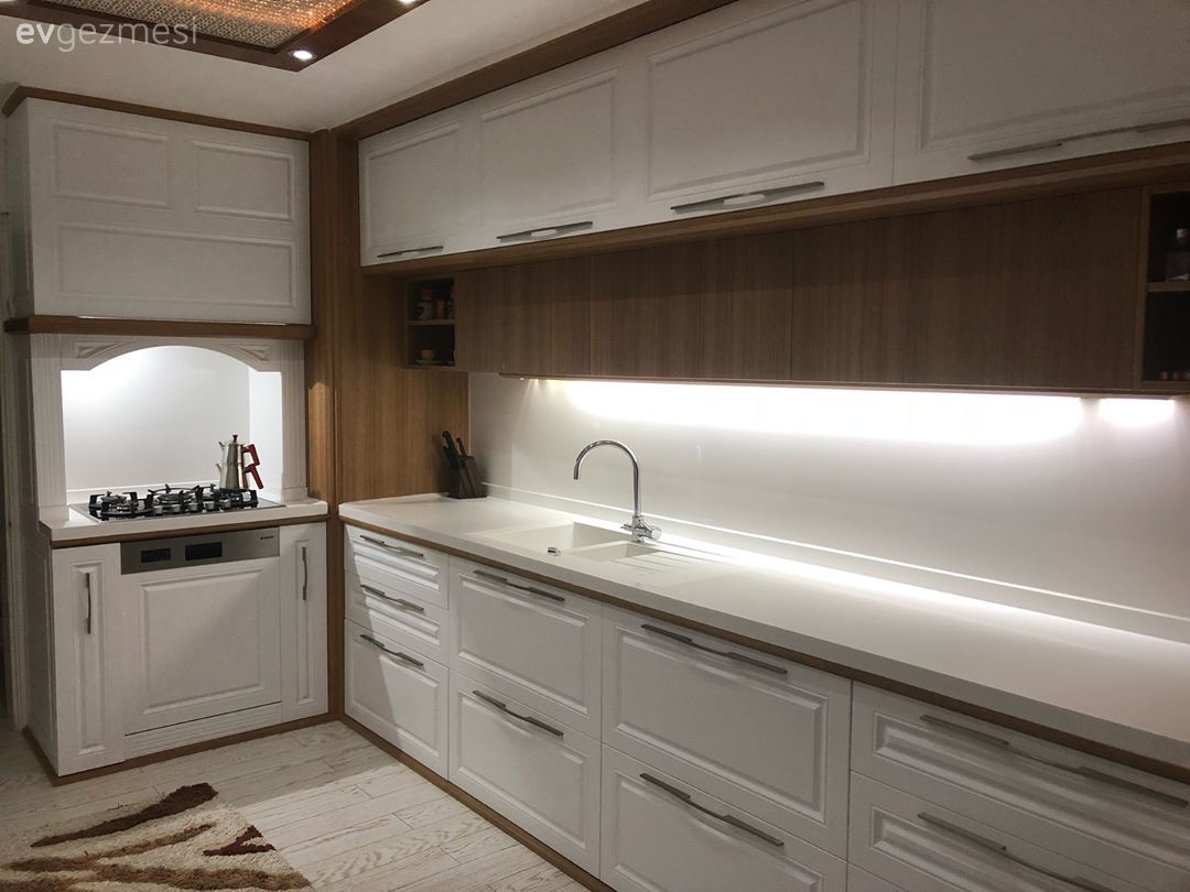 Mutfak, Beyaz, Kahverengi, Shaker kapaklı dolaplar, Mutfak tezgahı, Mutfak tezgah arası