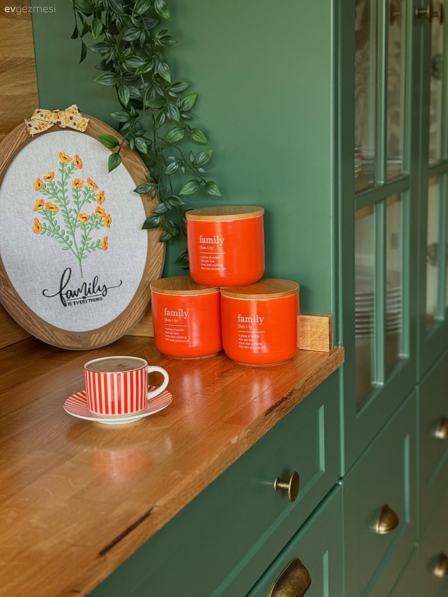 Yeşil Dolaplı Bu Mutfak Karakteristik Parçaların Kombinasyonu