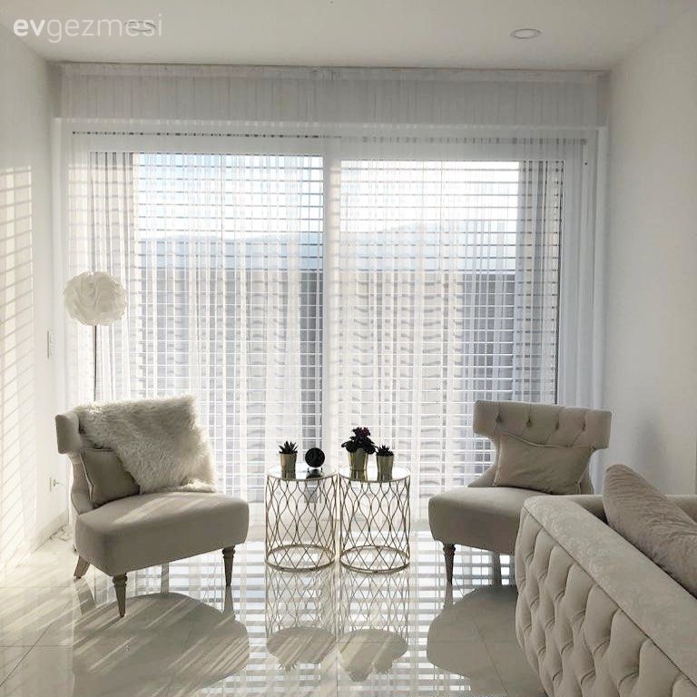 Salon, Modern, Bej, Krem, Altın, Koltuk takımı, Metal ayaklı sehpa, Sehpa, Zemin seramikleri, Berjer, Yan sehpa, Lambader, Aydınlatma, Tül perde, Perde