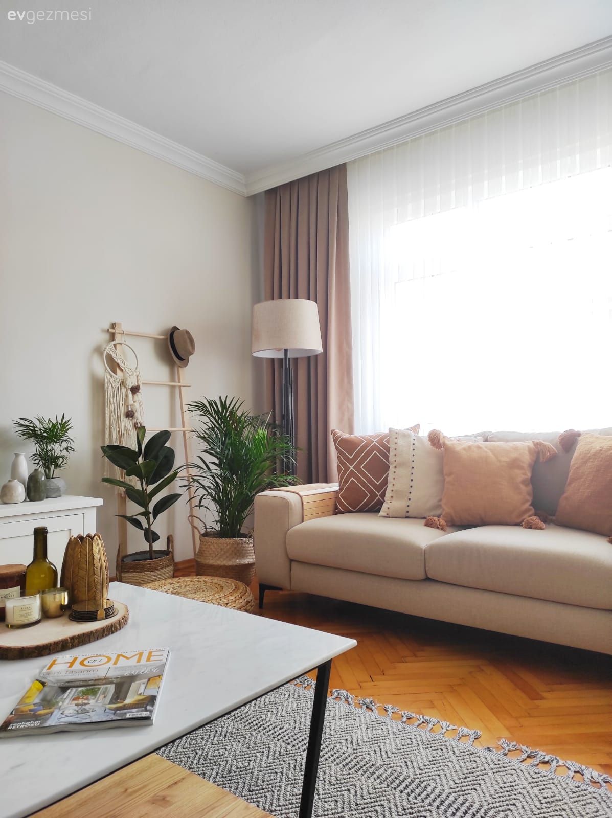 Salon, Bohem Dekorasyon, Bej, Krem, Turuncu, Koltuk takımı, Halı, Salon halısı, Orta sehpa, Sehpa, Parke, Tv ünitesi, Fon perde, Perde, Tül perde, Avize, Aydınlatma, Salon avizesi, Ev bitkisi, Lambader, Sehpa üstü aksesuarı, Ev Aksesuar