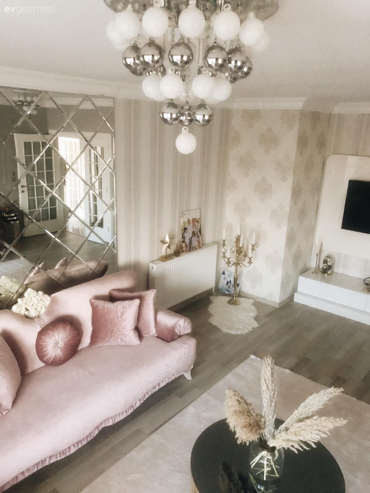 Ev Gezmesi: Art Deko Detaylara Karışan Feminen Bir Dekor