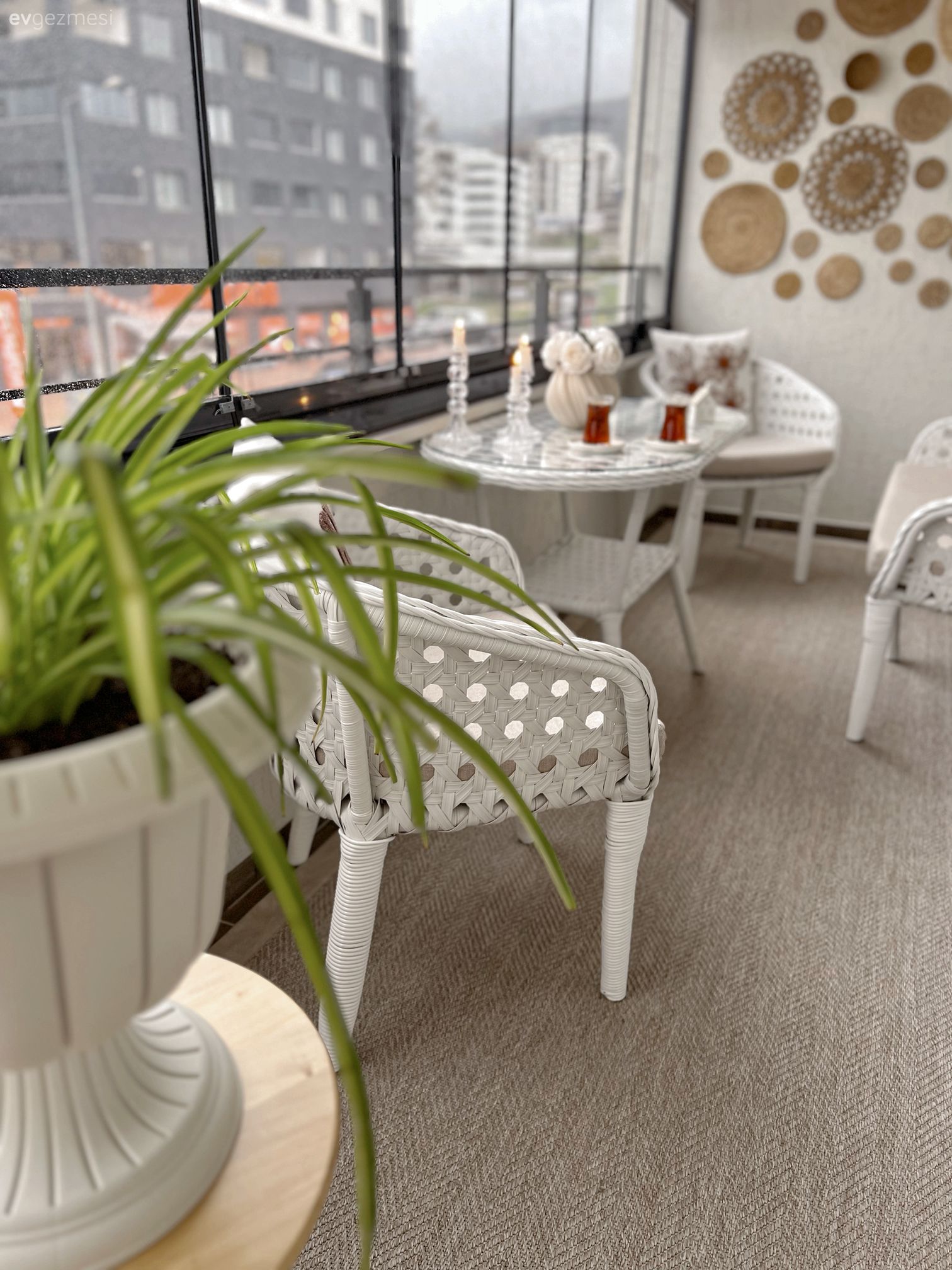 Balkon, Bohem Dekorasyon, Balkon oturma grubu, Balkon masası, Sandalye, Balkon halısı, Balkon duvar dekorasyonu, Kapalı balkon, Ev bitkisi