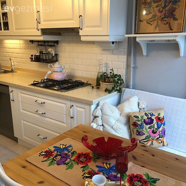 Mutfak, Beyaz, Mor, Kırmızı, Çiçekli desen, Desenler, Sandalye, Mutfak masası, Kanaviçe, Shaker kapaklı dolaplar, Mutfak tezgahı, Metro seramik, Seramik, Masa örtüsü, Ev tekstili