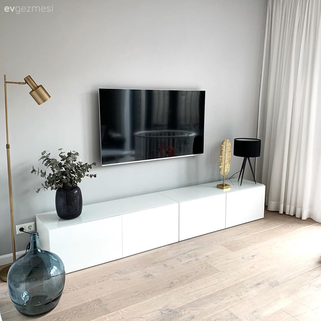 Tv ünitesi, Beyaz, Dekoratif Objeler, Vazo, Ev Aksesuar, Çiçekler, Altın, Siyah, Lambader, Aydınlatma