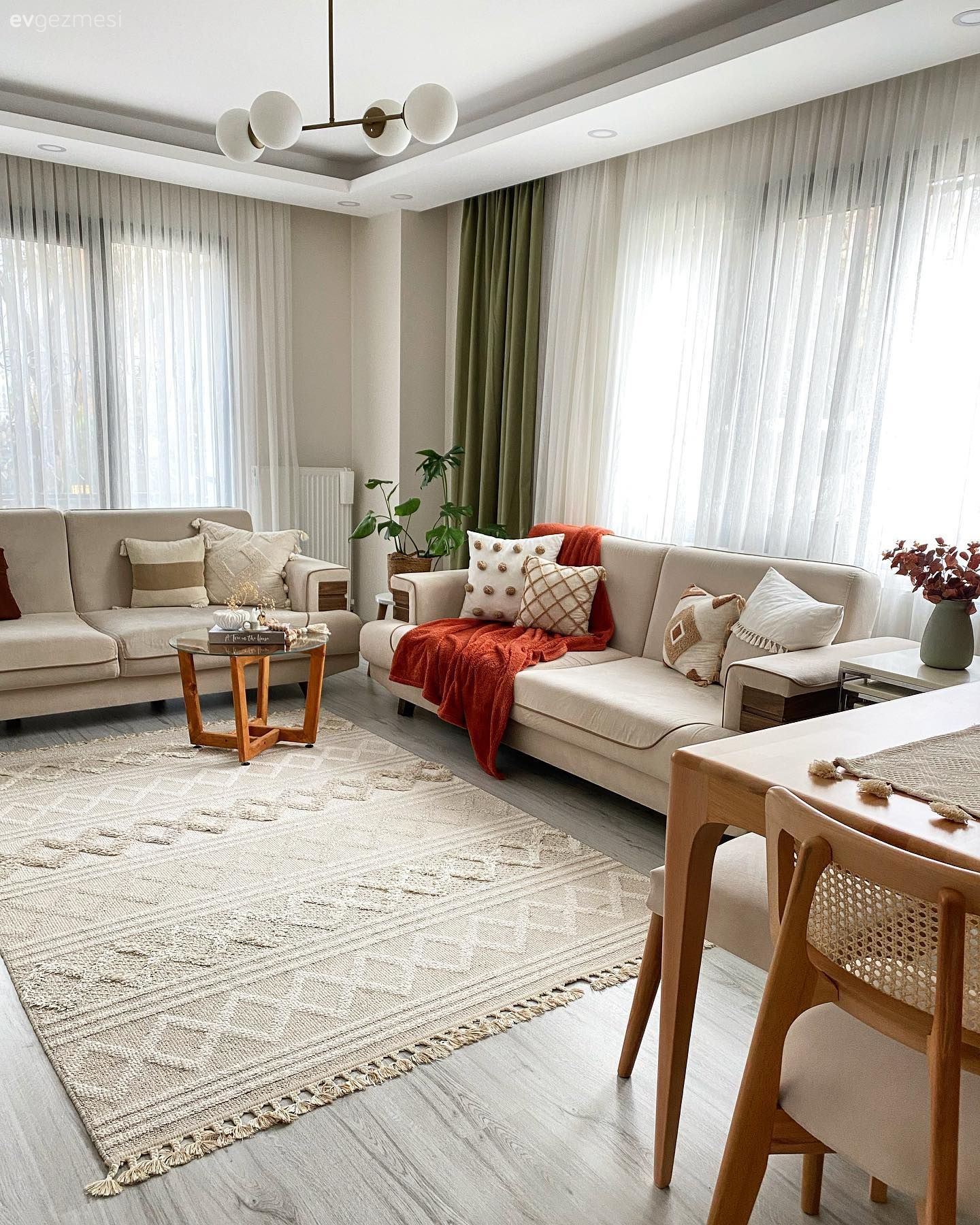Salon, Bej, Modern, Turuncu, Krem, Koltuk takımı, Halı, Salon halısı, Tül perde, Perde, Fon perde, Kırlent, Ev tekstili, Sandalye, Yemek masası, Avize, Aydınlatma, Salon avizesi, Yeşil