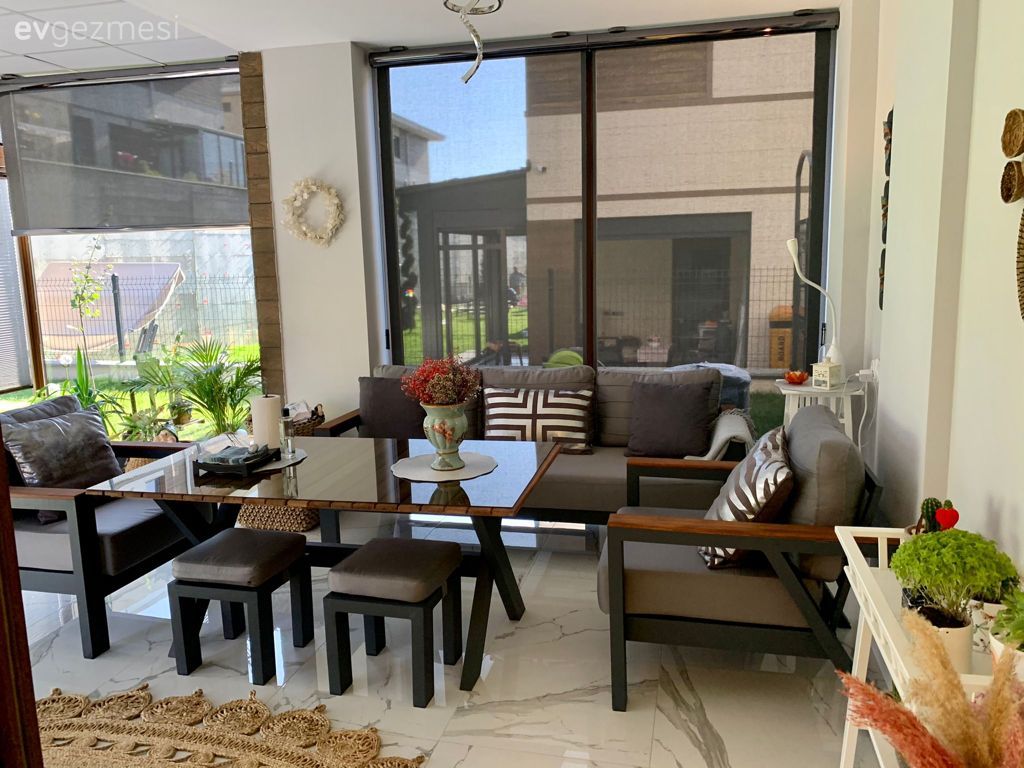 Kış bahçesi, Bohem Dekorasyon, İskandinav, Gri, Ahşap Mobilya, Jüt halı, Halı, Bahçe masası, Bahçe oturma grubu, Bahçe, Balkon perdesi