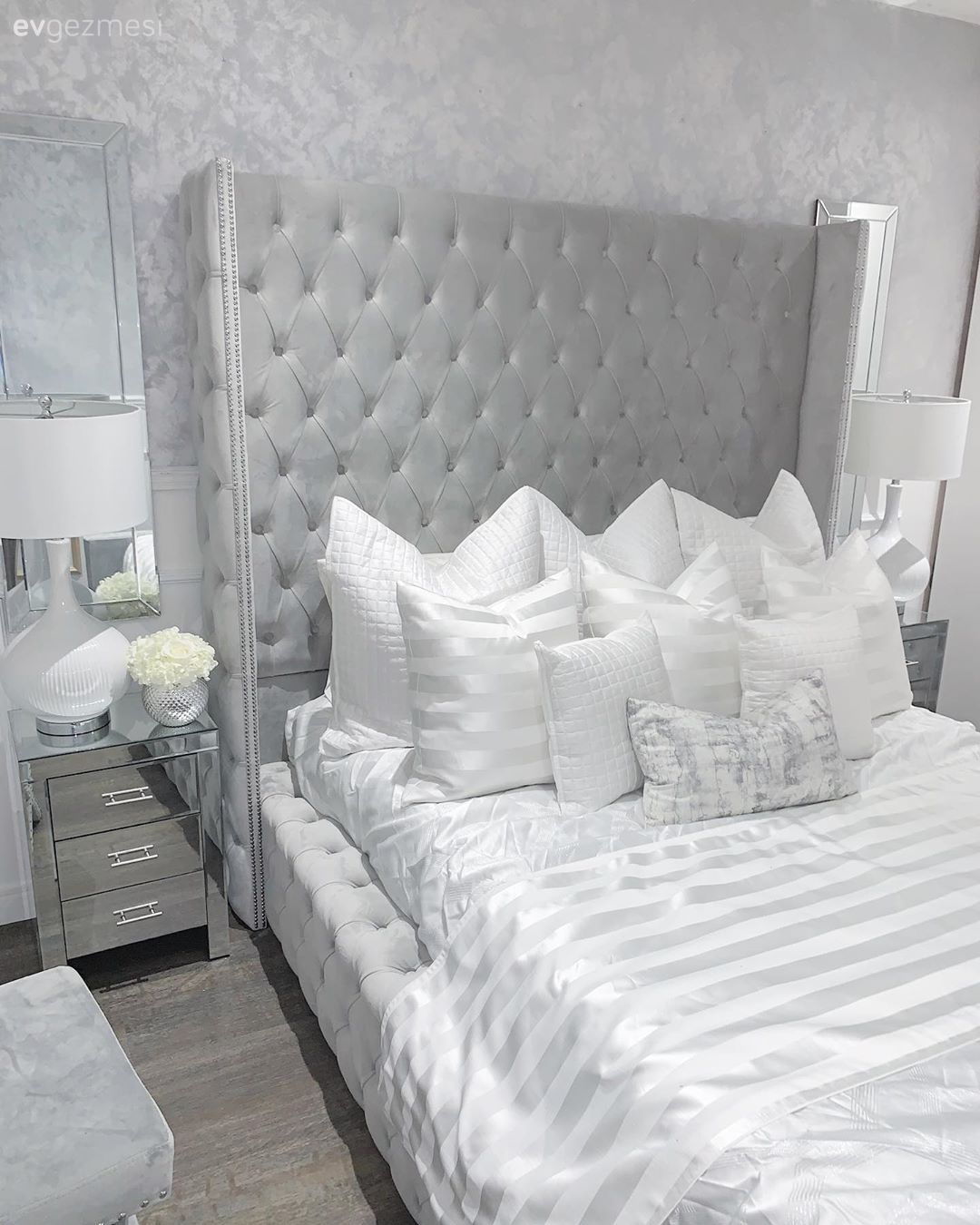 Yatak Odası, Beyaz, Gri, Kapitone yatak başlığı, Kırlent, Ev tekstili, Yatak örtüsü, Komodin, Aynalı mobilya, Ayna, Abajur, Aydınlatma, Parke, Art deko