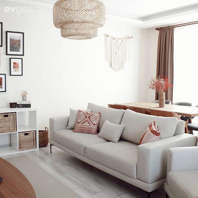 Salon, Bohem Dekorasyon, Beyaz, Turuncu, Hasır, Koltuk takımı, Beyaz koltuk, Kırlent, Ev tekstili, Berjer, Orta sehpa, Sehpa, Halı, Salon halısı, Fon perde, Perde, Duvar rafı, Duvar dekorasyonu, Ev bitkisi, Kahverengi