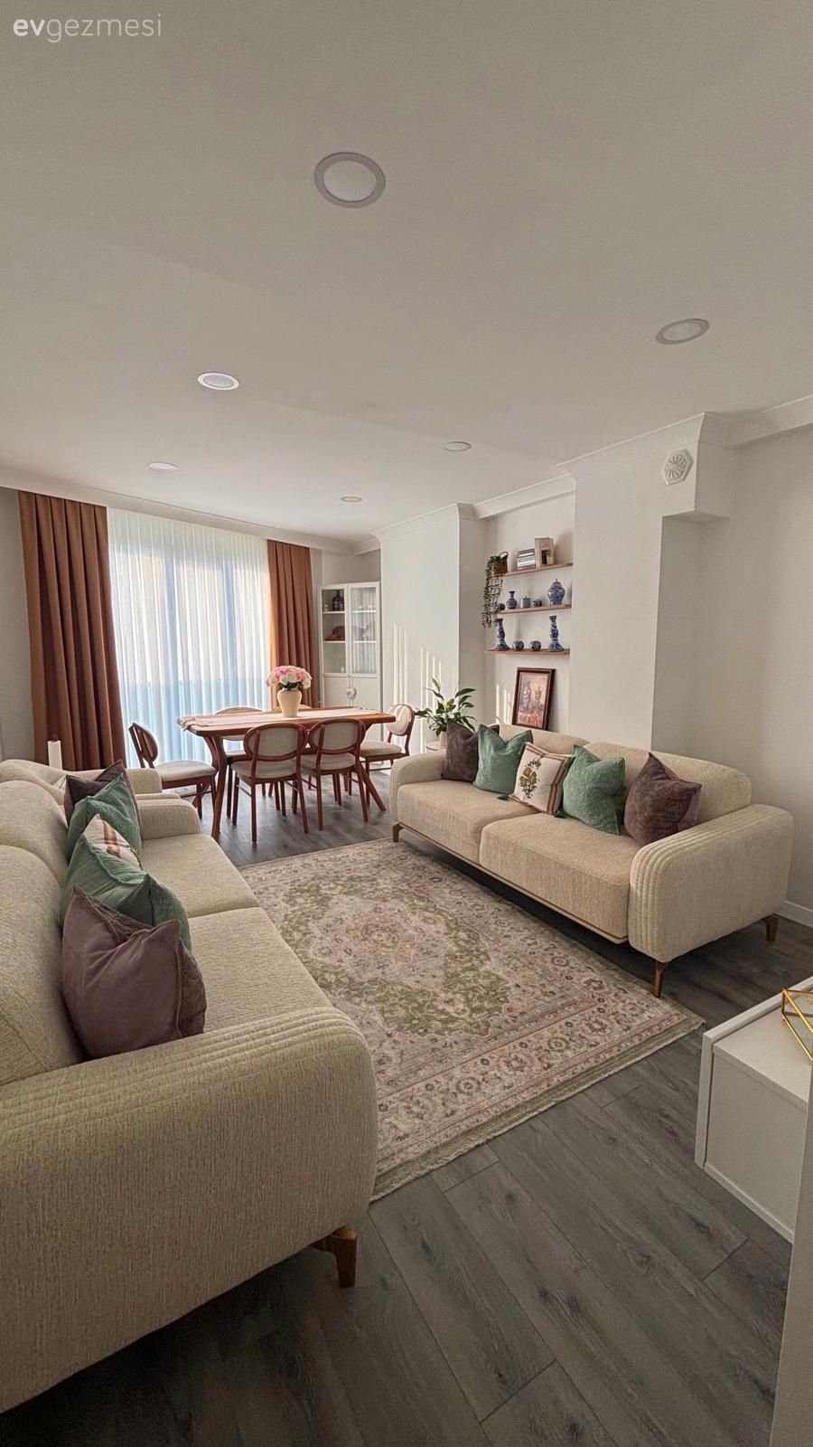 Bohem Dekorasyon, Salon, Modern, Krem, Bej, Koltuk takımı, Ahşap Mobilya, Fon perde, Perde, Tül perde, Yemek masası, Sandalye, Halı, Kırlent, Ev tekstili, Yeşil, Duvar rafı, Duvar dekorasyonu