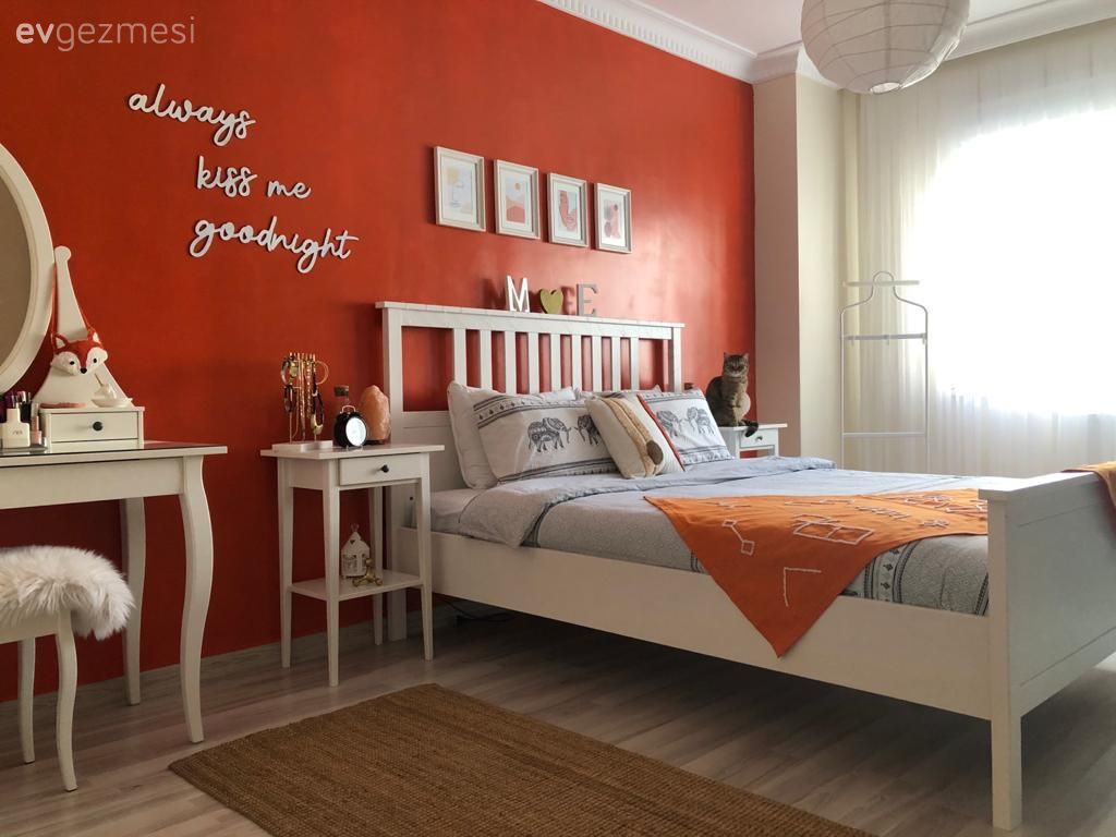 Yatak Odası, Beyaz, Turuncu, Turuncu duvar rengi, Yatak başlığı, Komodin, Avize, Aydınlatma
