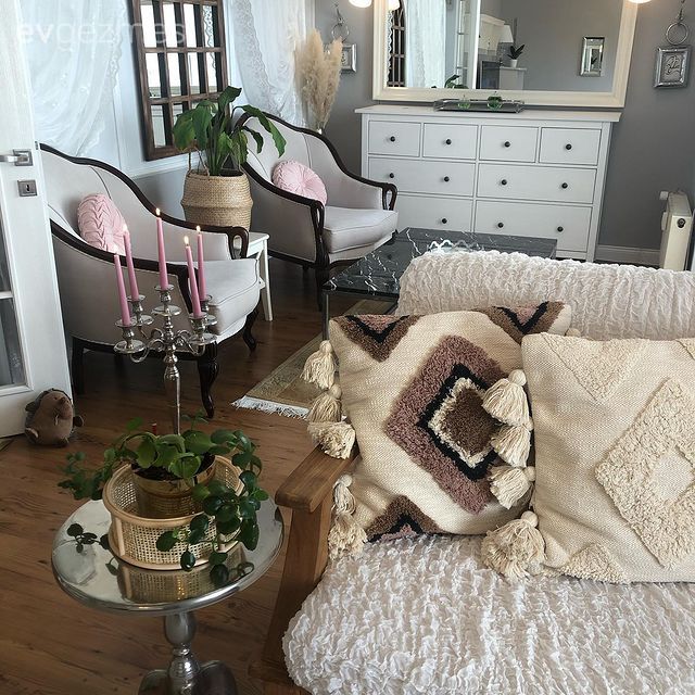 Beyaz, Berjer, Krem, Bej, Konsol, Konsol üzeri dekoratif objeleri, Ayna, Şamdan, Ev Aksesuar, Halı, Ev bitkisi, Dekoratif Objeler, Pencere duvar dekoru, Duvar dekorasyonu