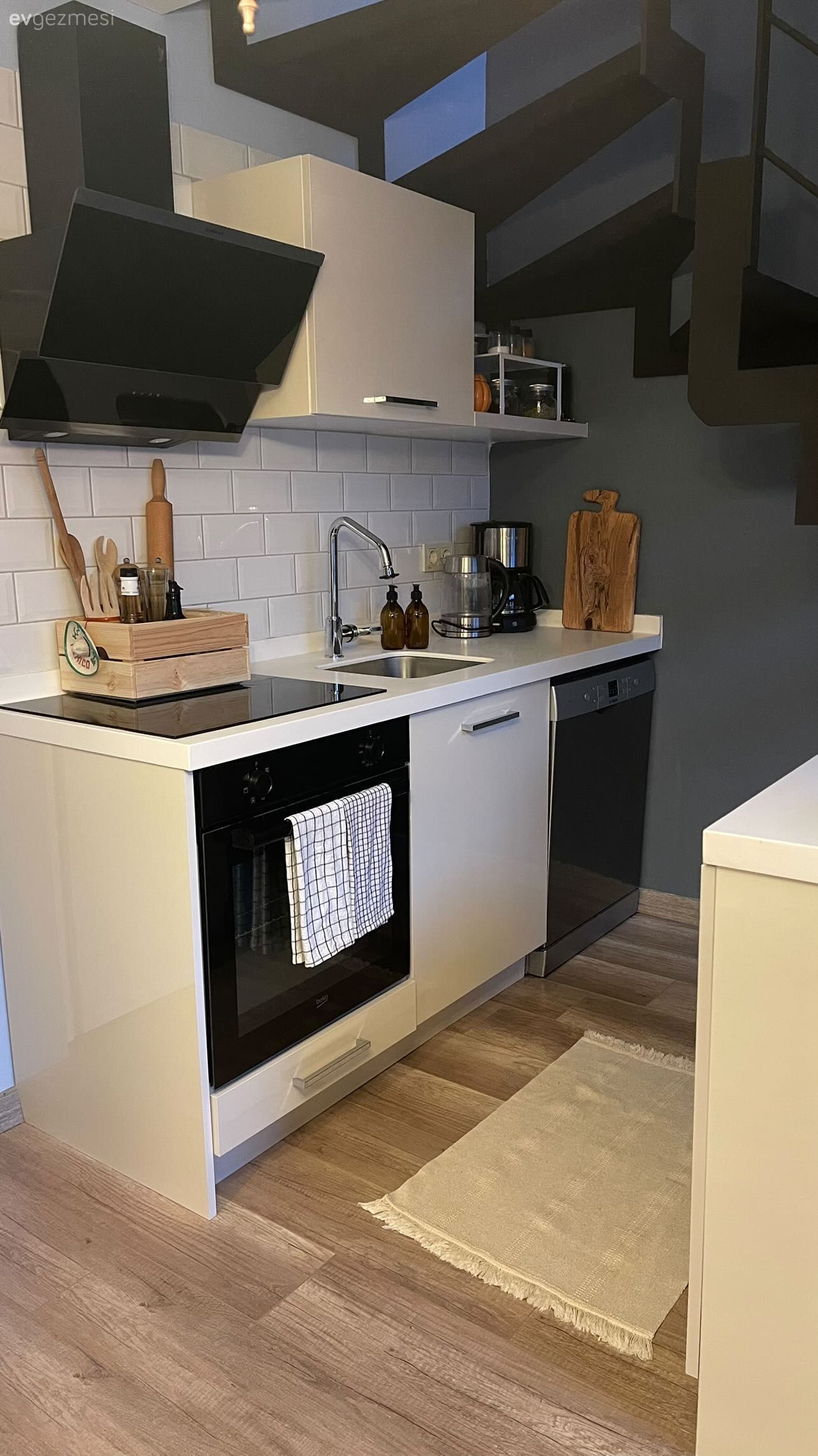 Mutfak, Beyaz, Siyah, Dubleks evler, İskandinav, Mutfak tezgahı, Mutfak tezgah arası, Tezgah arası seramik, Parke, Davlumbaz, Mutfak aksesuarları