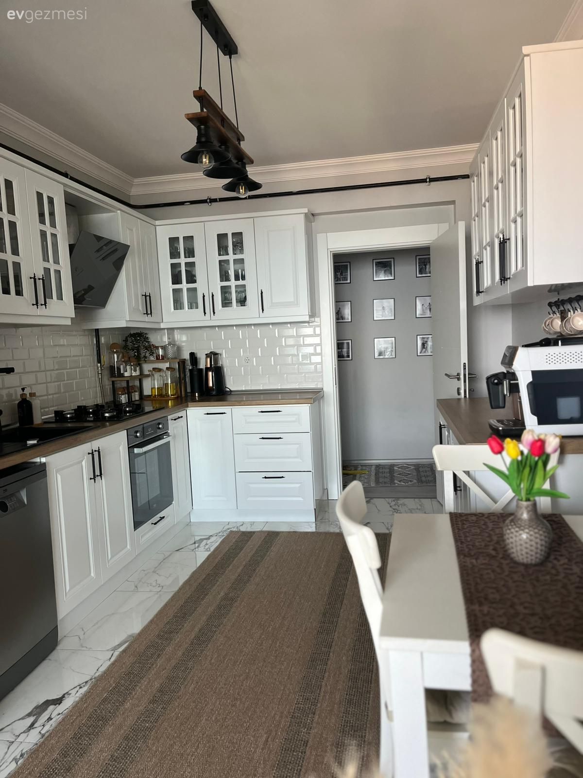 Mutfak, Beyaz, Mutfak tezgahı, Country, Tezgah arası seramik, Mutfak tezgah arası, Metro seramik, Seramik, Shaker kapaklı dolaplar, Mutfak halısı, Mutfak aksesuarları, Mutfak bataryası, Mutfak Avize Modelleri