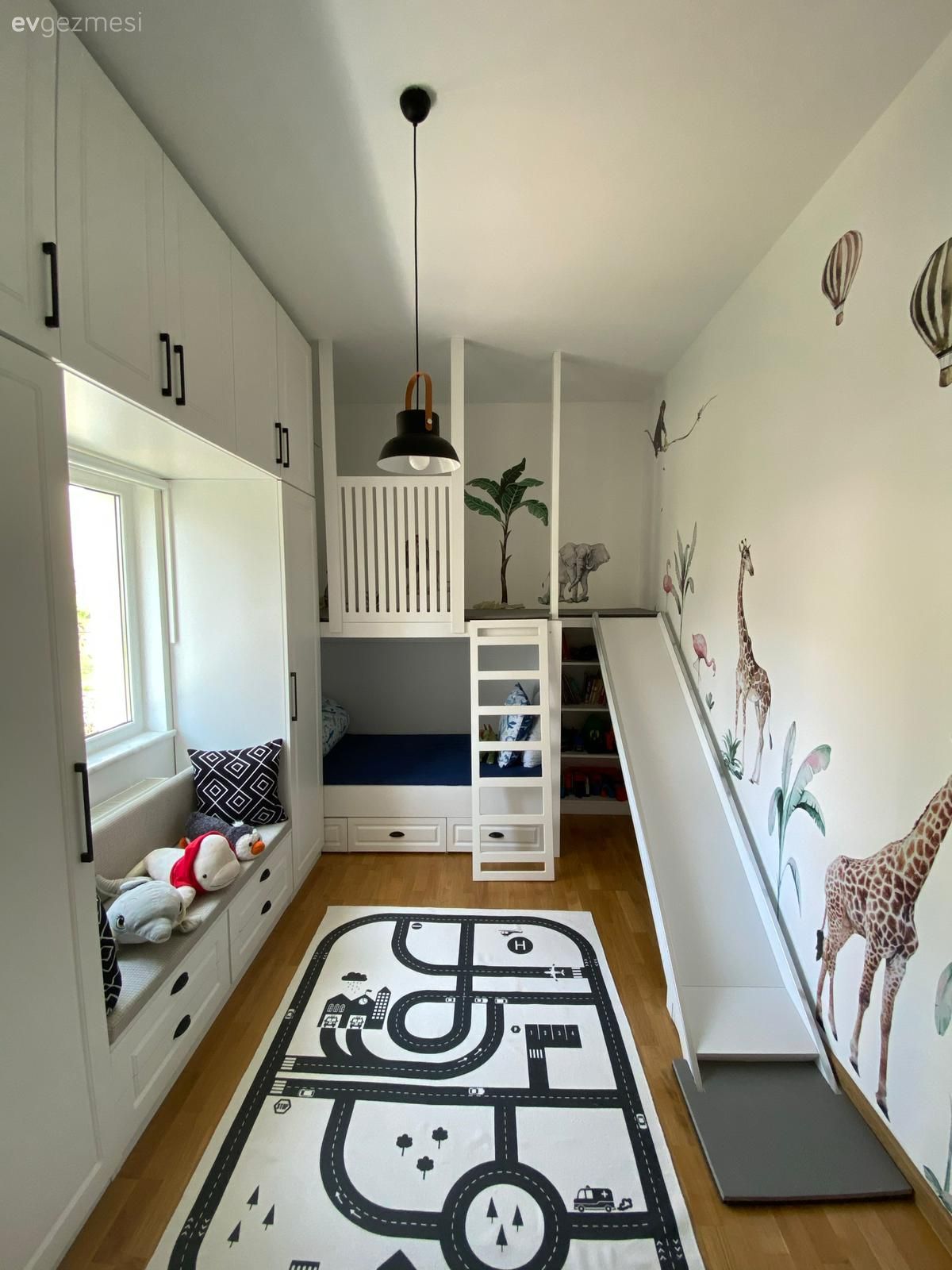 Çocuk Odası, Özel yapım dolaplar, Dolap, Ranza, Sedir, Beyaz, Mavi, Çocuk odası halısı, Avize, Aydınlatma