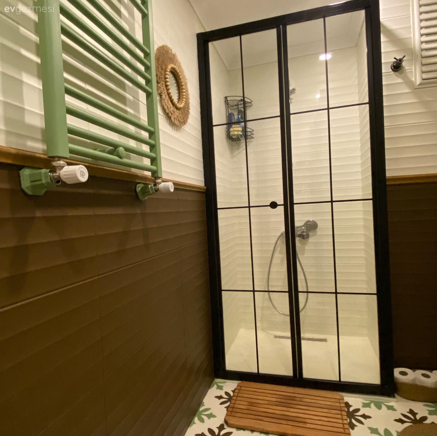 Yeşil ve Kahverengiyle Yenilenen Bu Banyo Adeta Doğanın Yansıması!