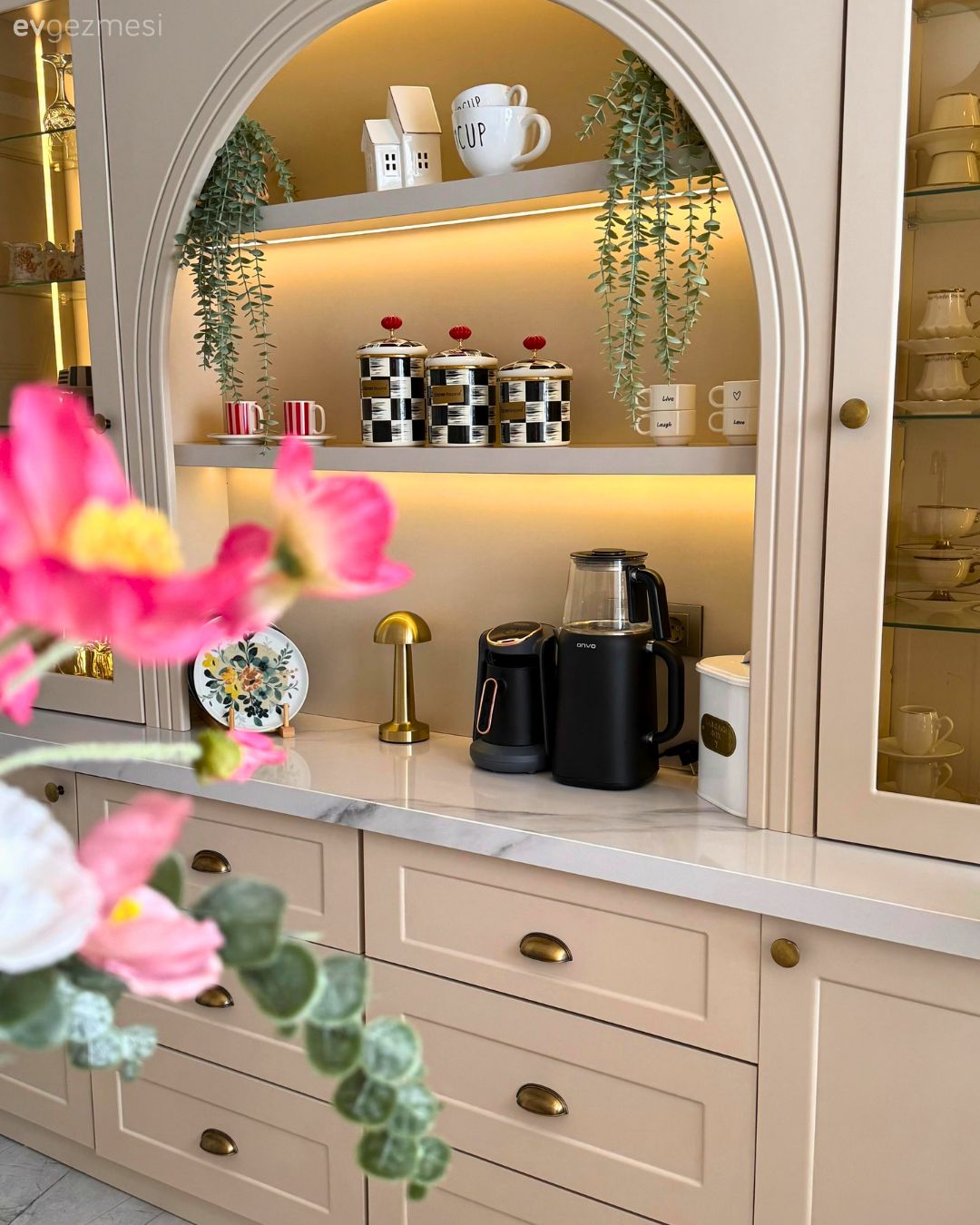 Mutfak, Modern, Country, Bej, Vizon, Krem, Beyaz, Shaker kapaklı dolaplar, Altın, Mutfak tezgahı, Mutfak tezgah arası, Avize, Aydınlatma, Mutfak Avize Modelleri, Kahve köşesi, Mutfak aksesuarları, Çiçekler
