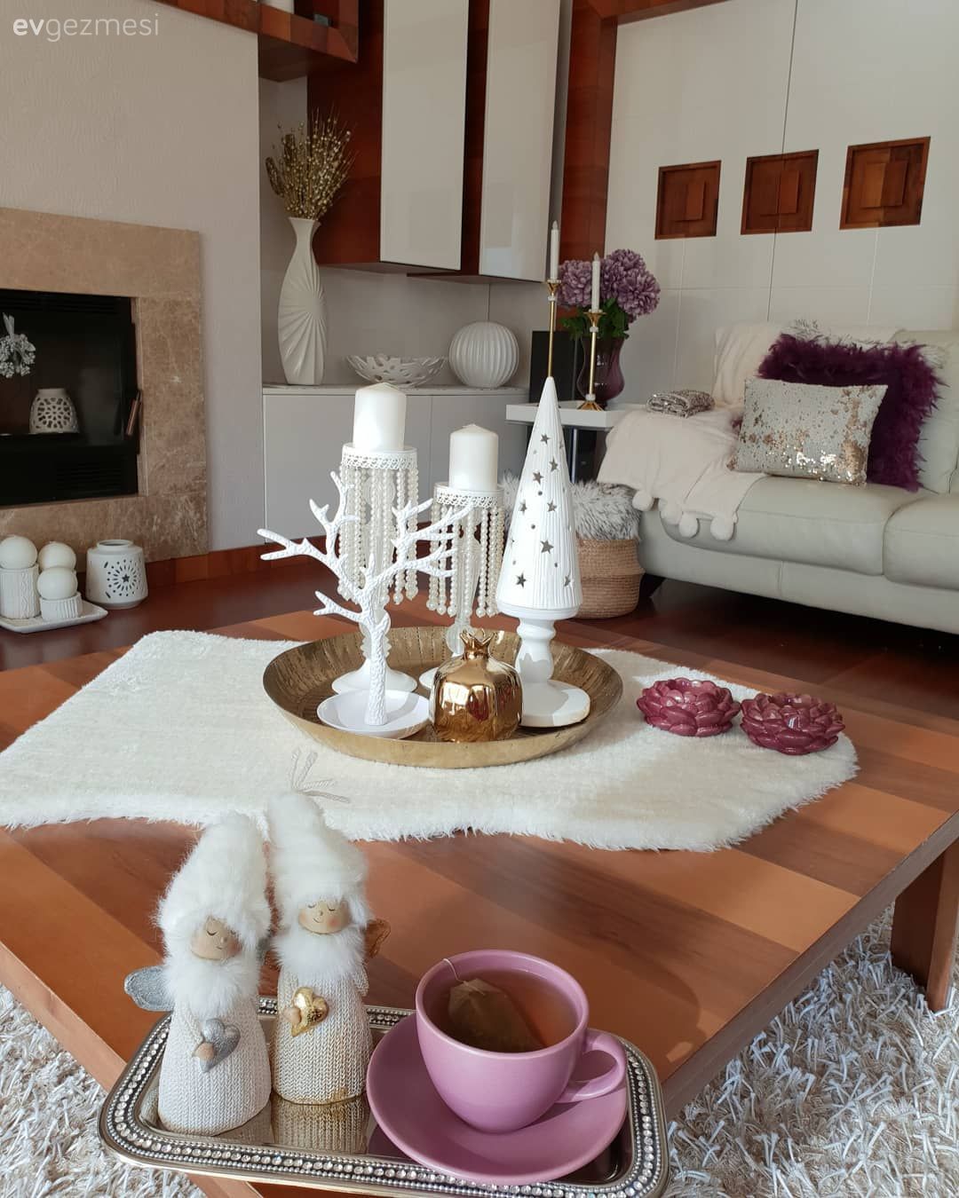 Salon, Beyaz, Kahverengi, Koltuk takımı, Tv ünitesi, Tv ünitesi aksesuarları, Ev Aksesuar, Salon avizesi, Orta sehpa, Sehpa, Ahşap Mobilya, Şamdan, Sehpa üstü aksesuarı, Vazo, Mumluk, Halı, Salon halısı, Çiçekler, Duvar dekorasyonu, Shaggy halı, Şömine, Metal ayaklı sehpa