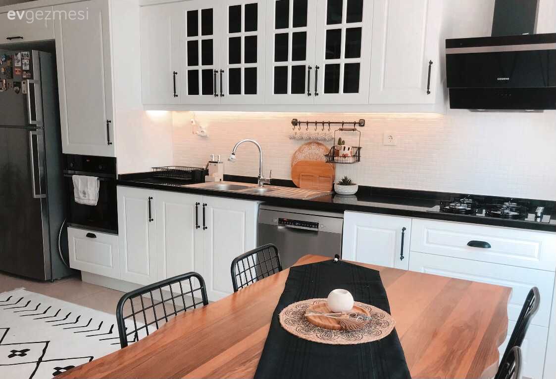 Mutfak, Beyaz, Siyah, Mutfak tezgahı, Siyah tezgah, Mutfak perdesi, Sandalye, Metal sandalye, Mutfak masası, Mutfak halısı, Mutfak rafı, Ankastre