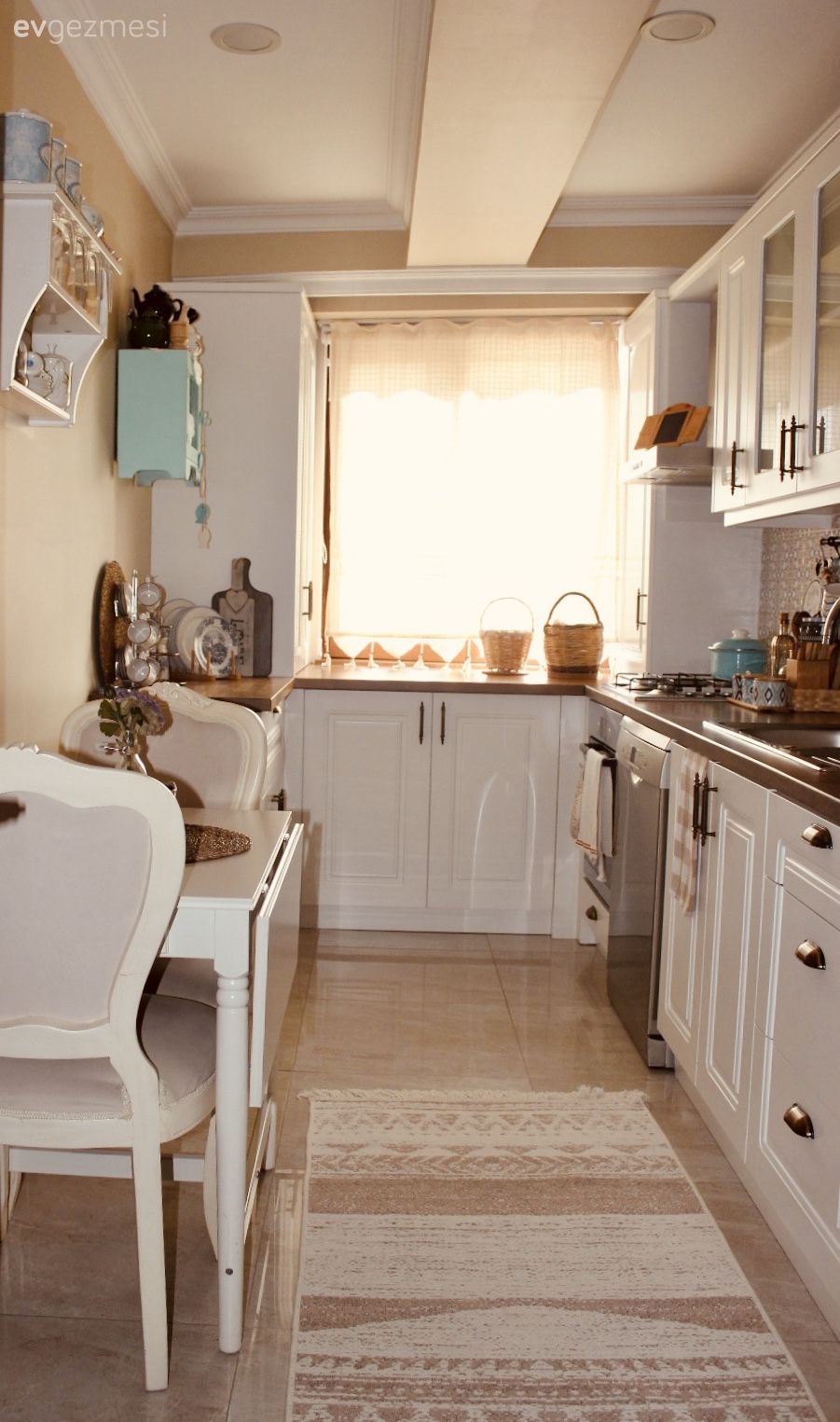 Mutfak, Beyaz mutfak, Shaker kapaklı dolaplar, Country mutfak, Mutfak tezgahı, Mutfak tezgah arası, Tezgah arası seramik, Mutfak perdesi, Mutfak rafı, Sandalye, Koridor tipi yarım adalı mutfak